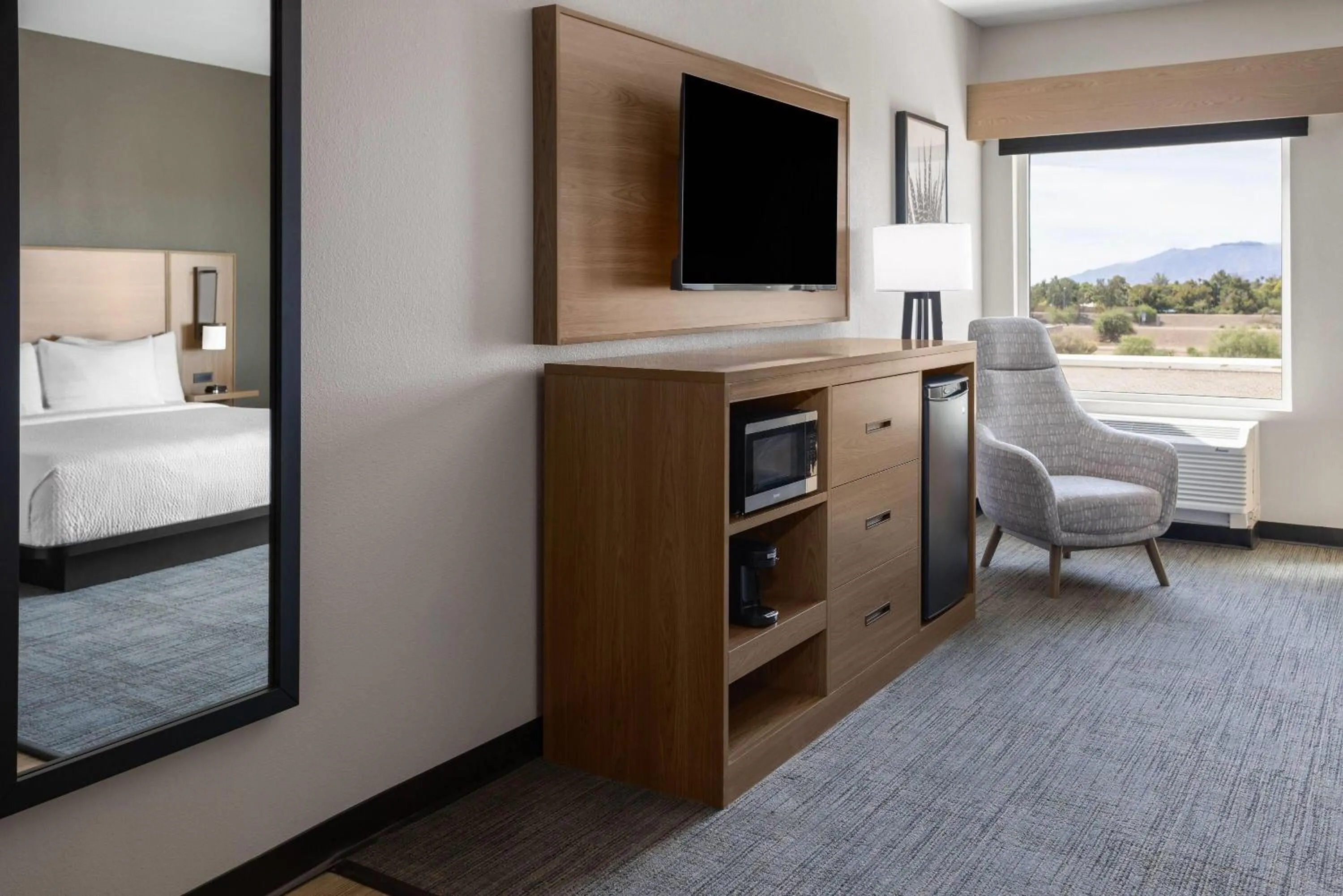 Deluxe King Room with Roll-in Shower - Mobility Access/Non-Smoking in La Quinta Inn & Suites by Wyndham Phoenix West Glendale