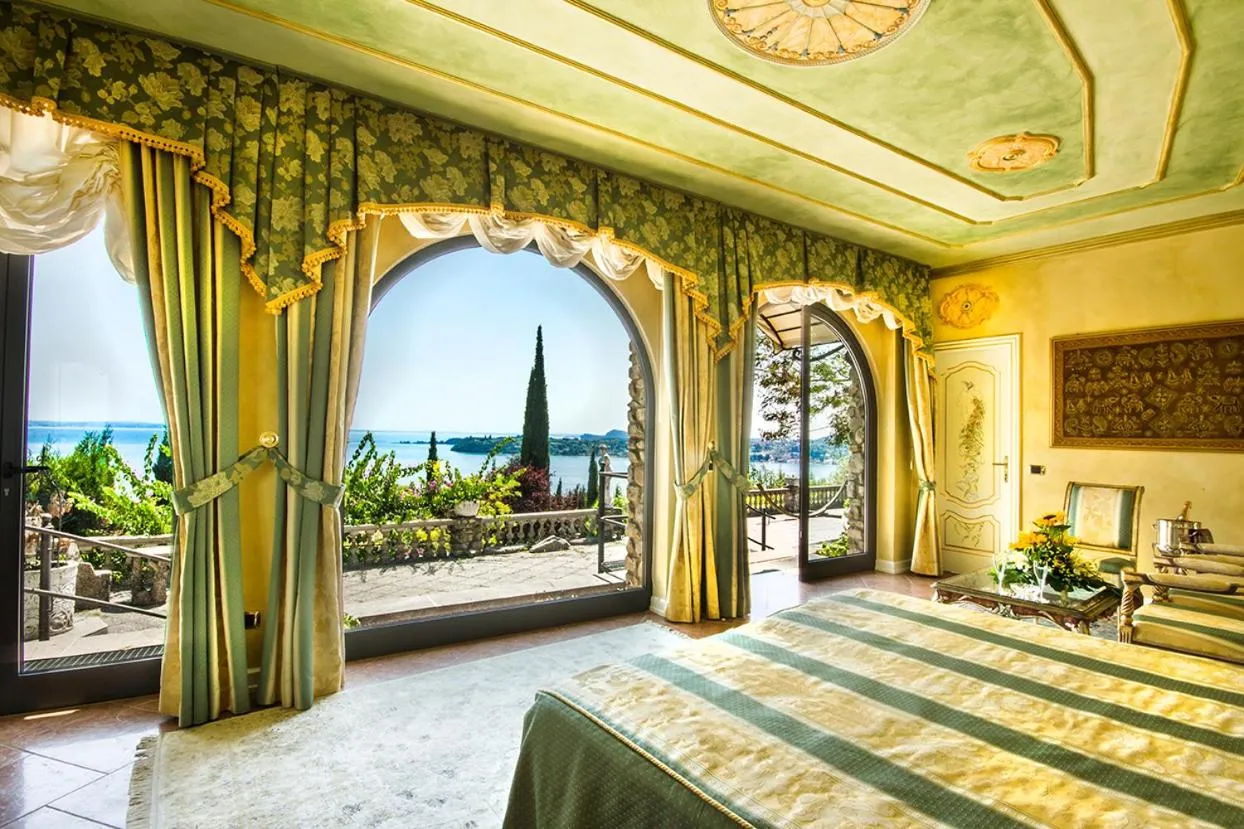 Suite with Terrace and Lake View in Park Hotel Ville Montefiori