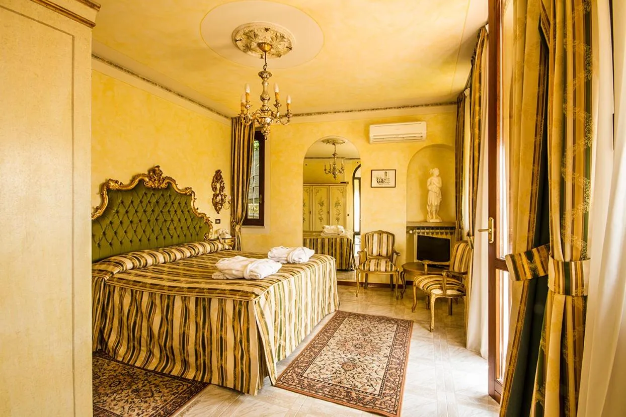 Superior Queen Room with Balcony and Lake View in Park Hotel Ville Montefiori