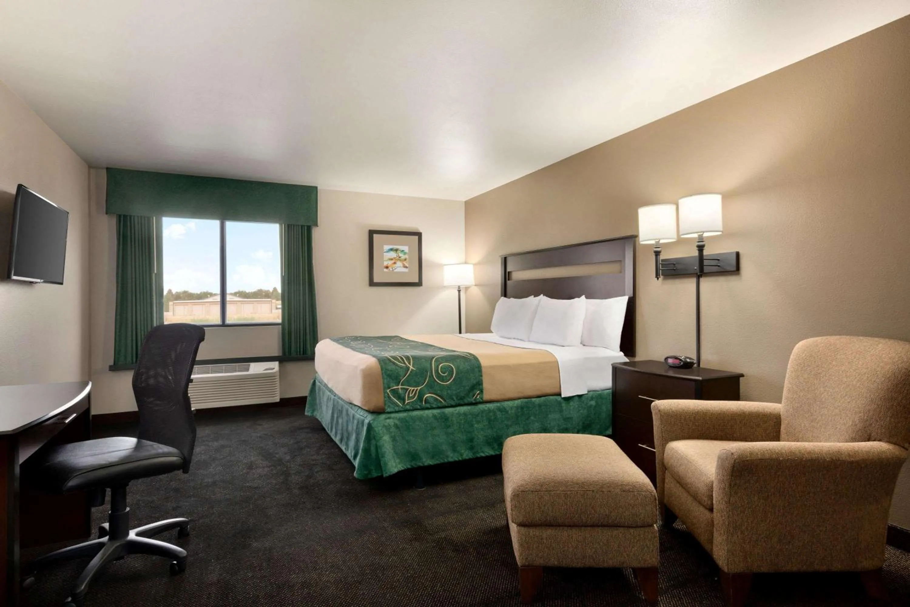 Deluxe King Room in Baymont by Wyndham Glendive