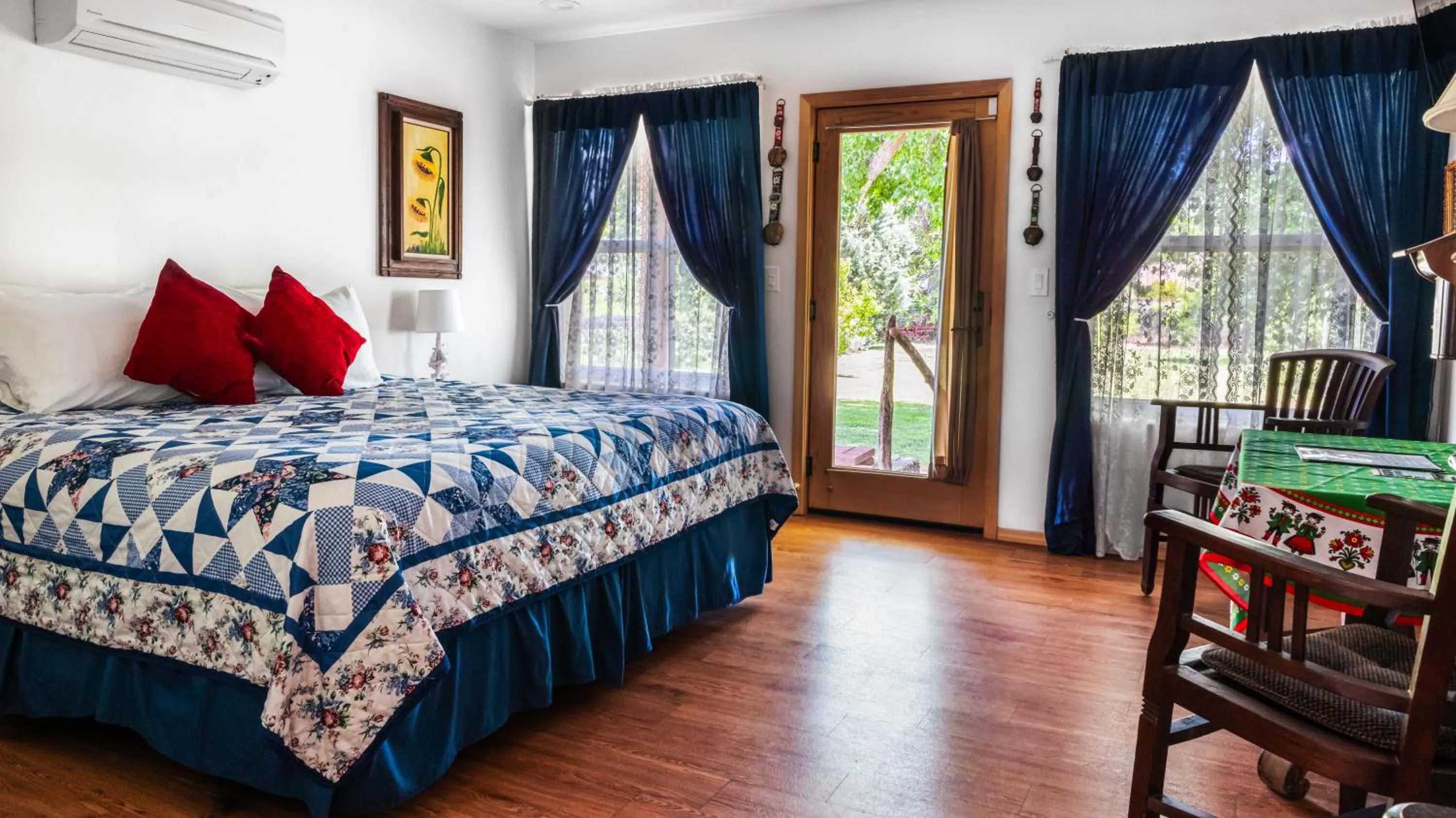 King Room with Roll-In Shower - Disability Access/Pet-Friendly in Red Horse Bed and Breakfast