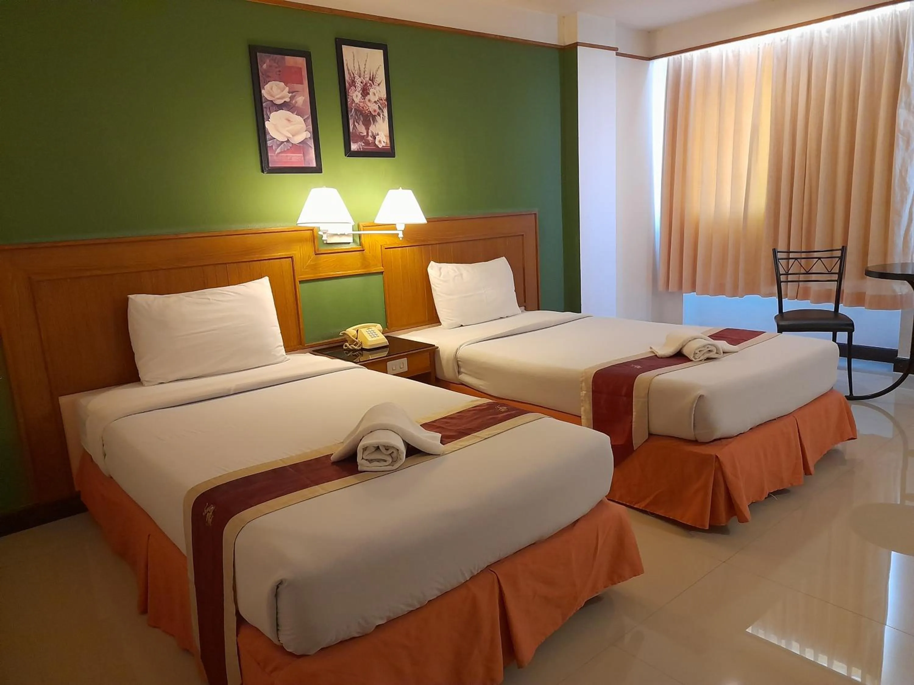 Standard Twin Room in Songphanburi Hotel