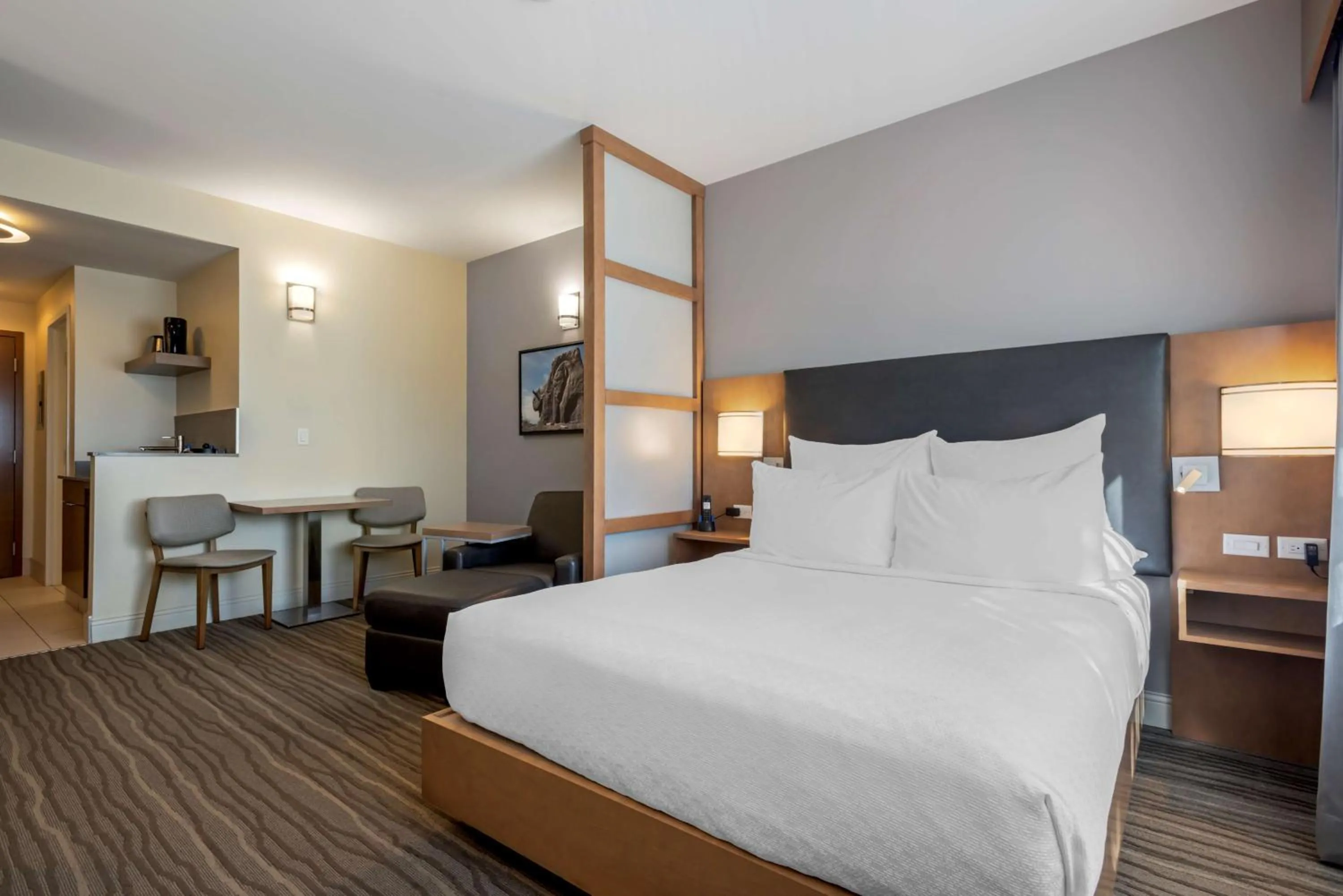 Queen Room with Shower only in Best Western Plus Sawridge Suites