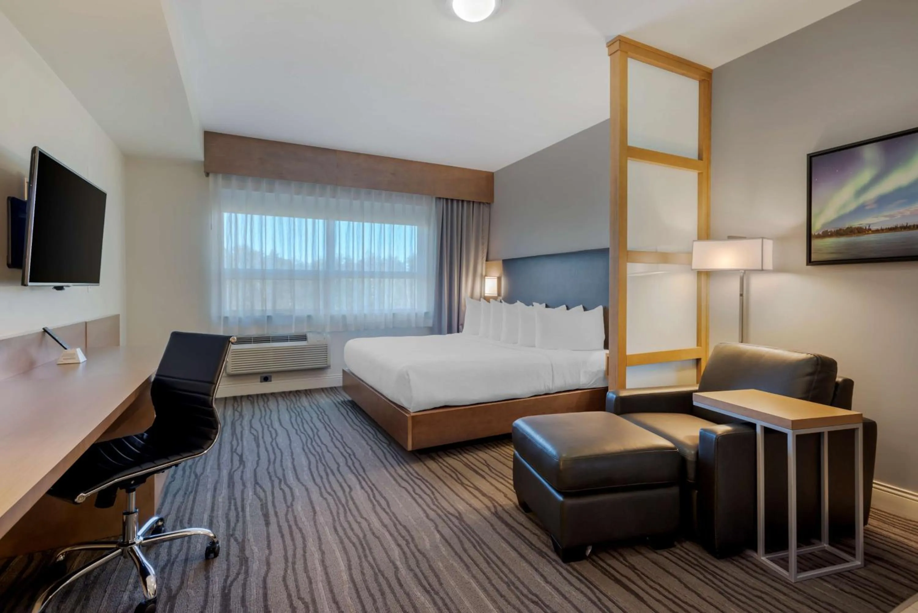 King Room with Roll-In Shower - Disability Access in Best Western Plus Sawridge Suites