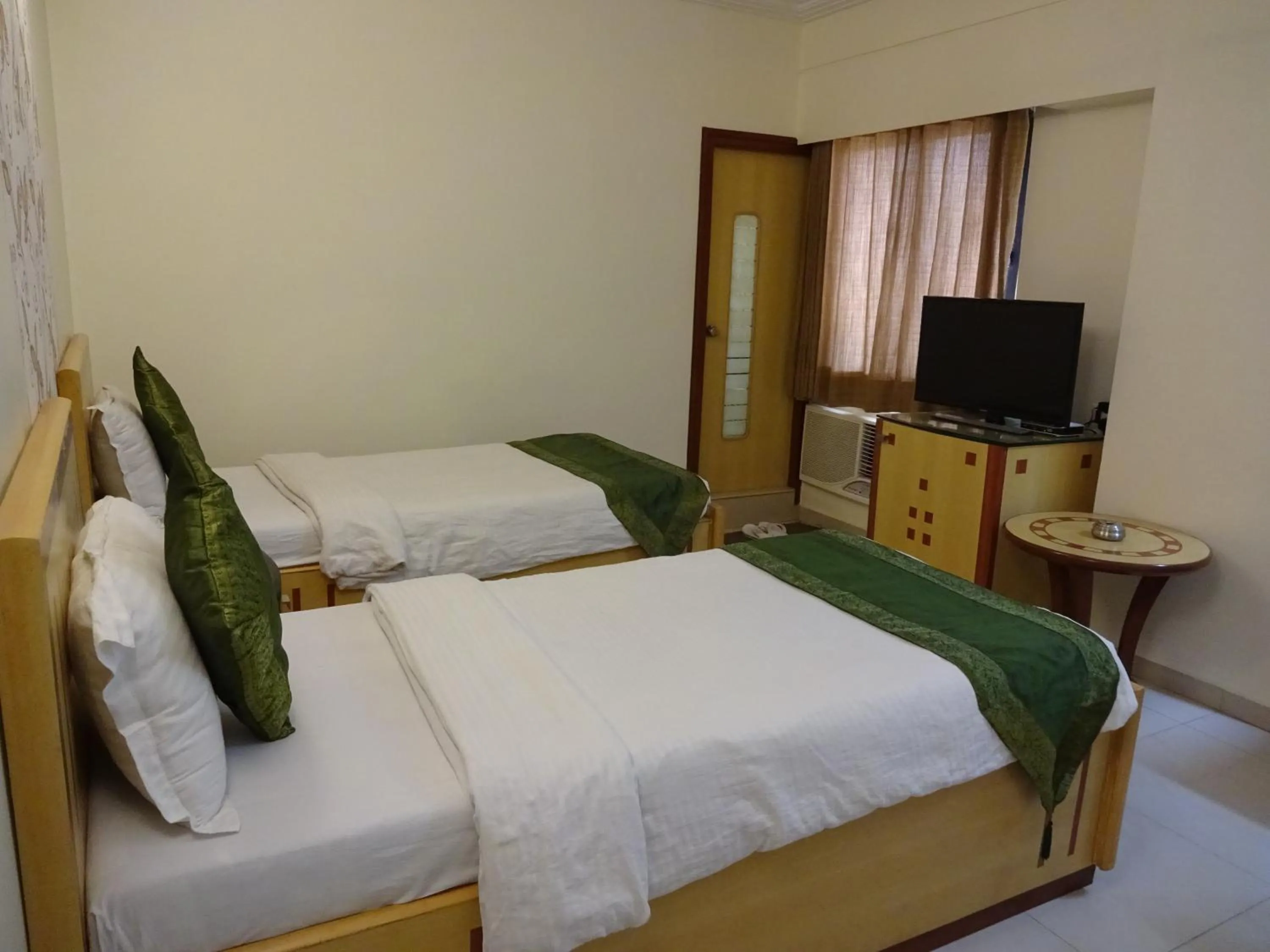 Deluxe Double Room - single occupancy in Treebo Paradise