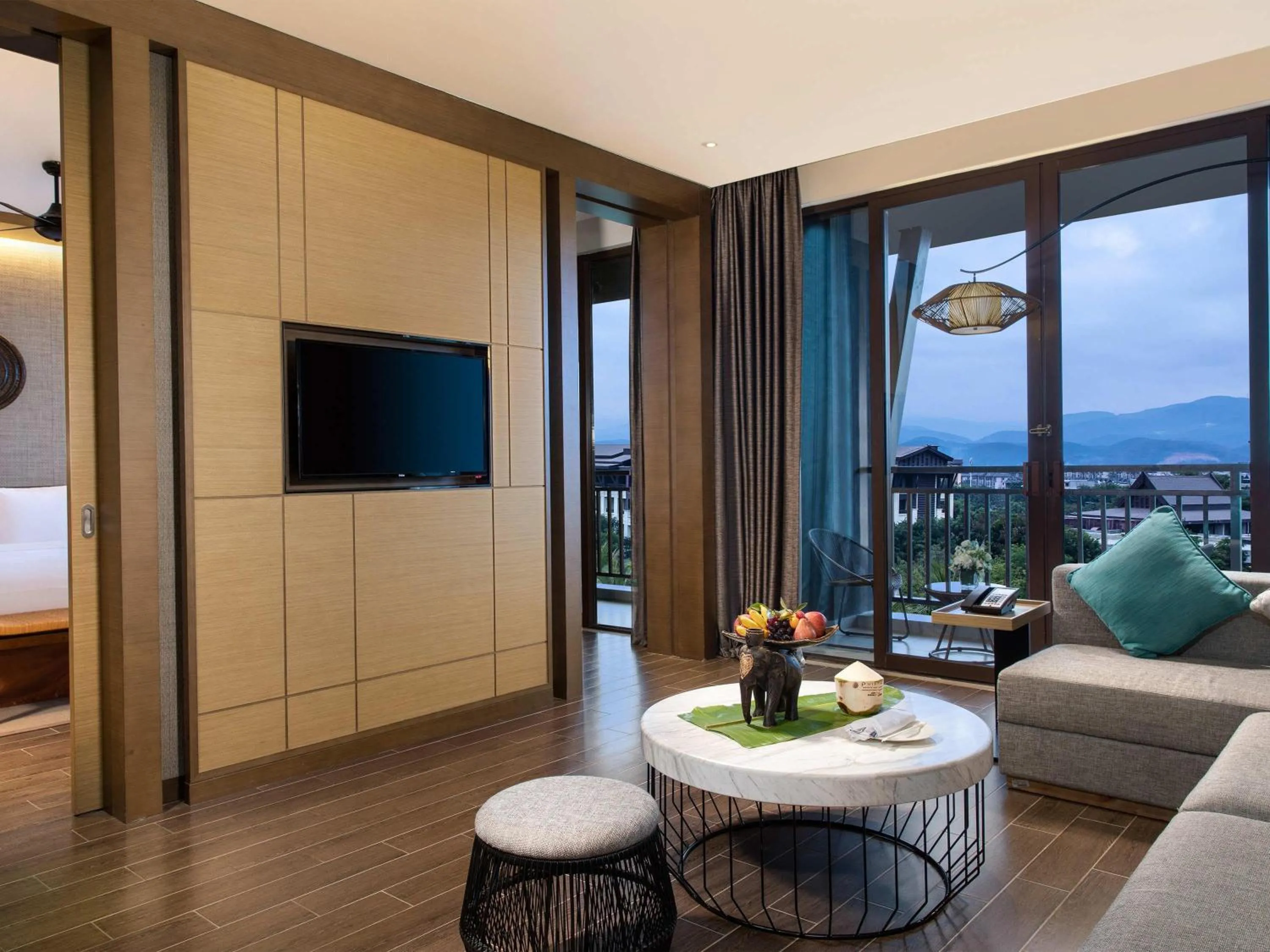 Deluxe Suite with Balcony and Park View in Pullman Resort Xishuangbanna