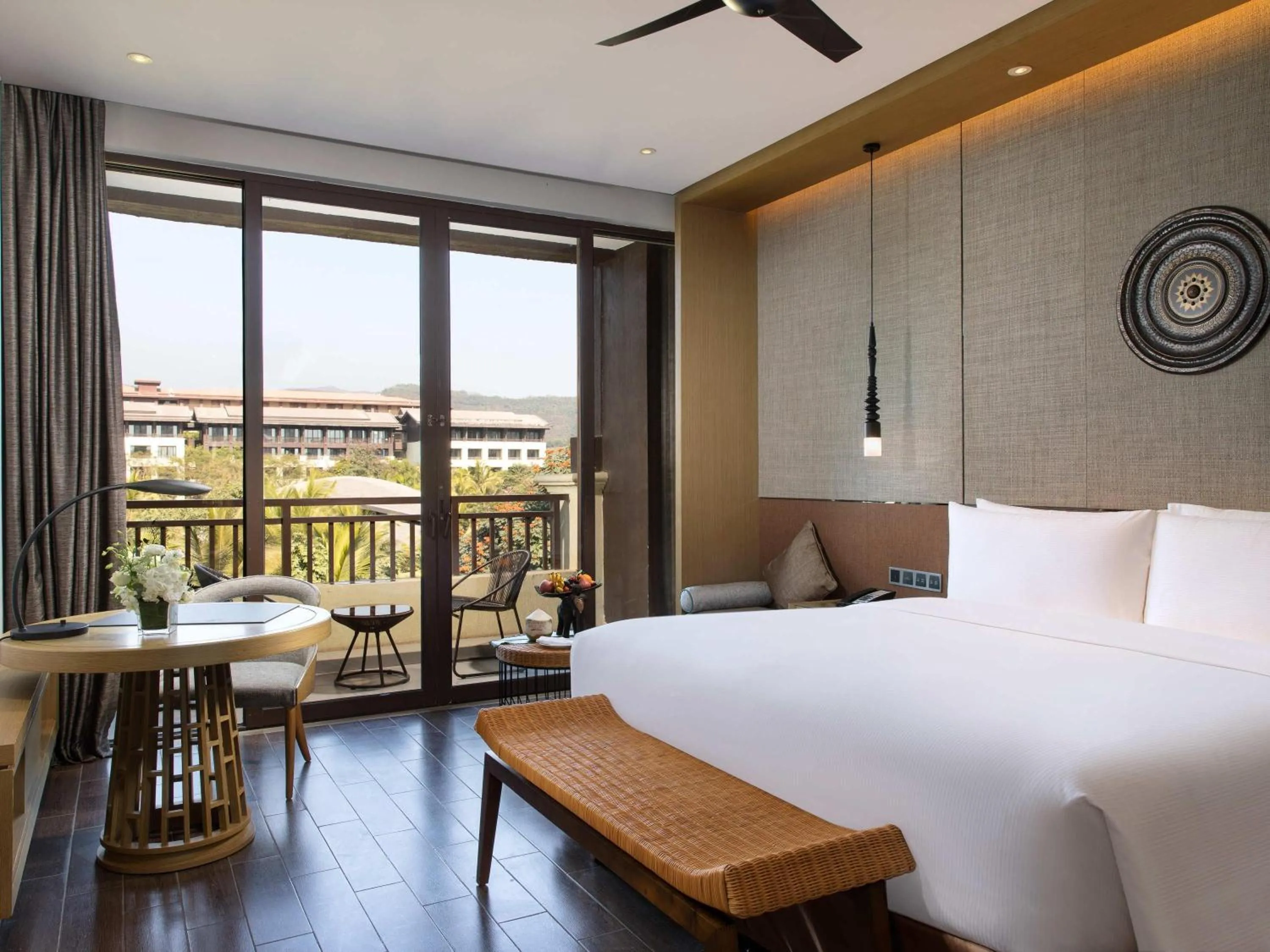 Premium Deluxe King Room with Balcony and Park View in Pullman Resort Xishuangbanna