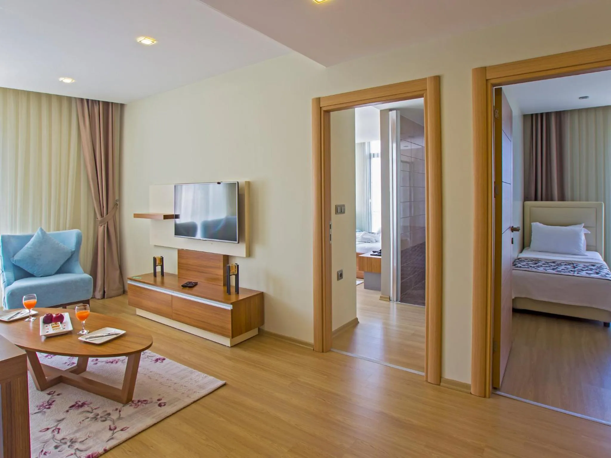 Two-Bedroom Apartment with Balcony and City View  in Alesha Suite Otel