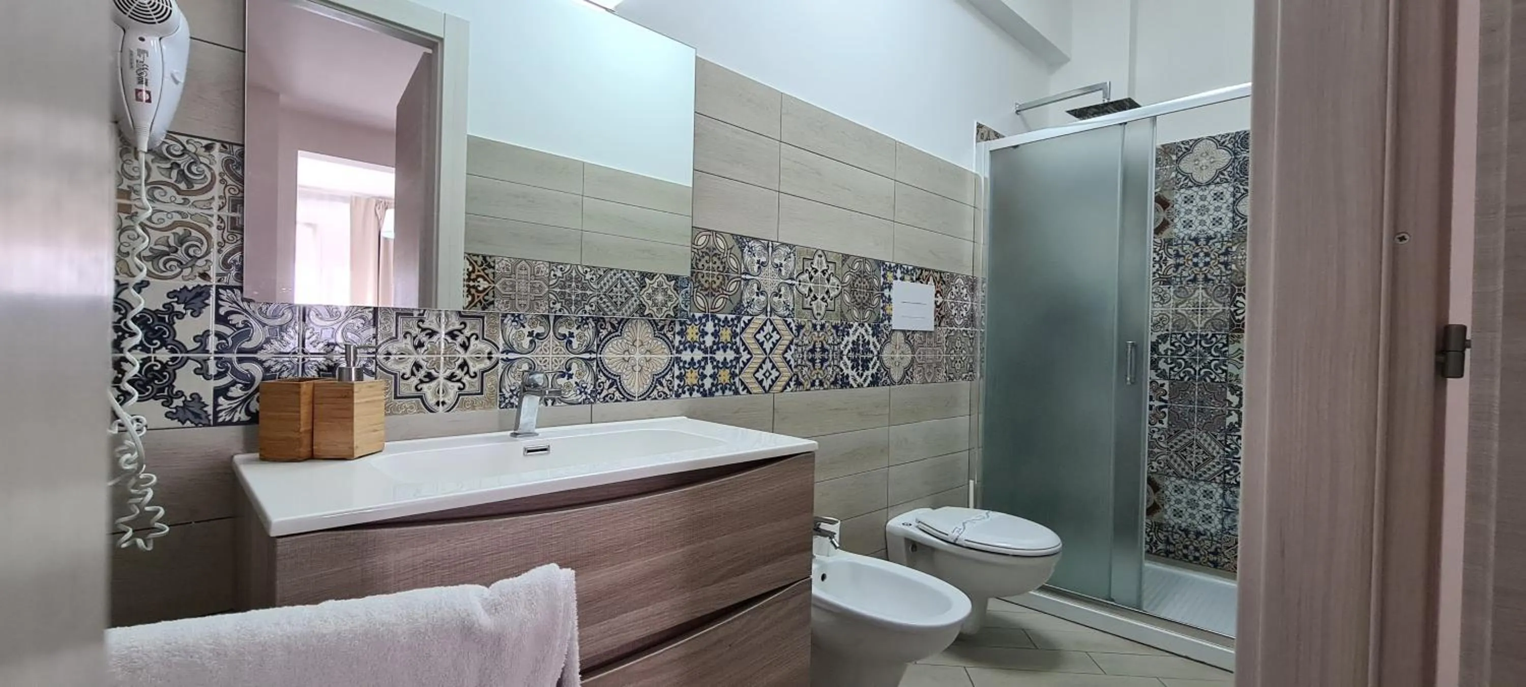 Deluxe Double or Twin Room with Balcony in Belvedere Rent Rooms