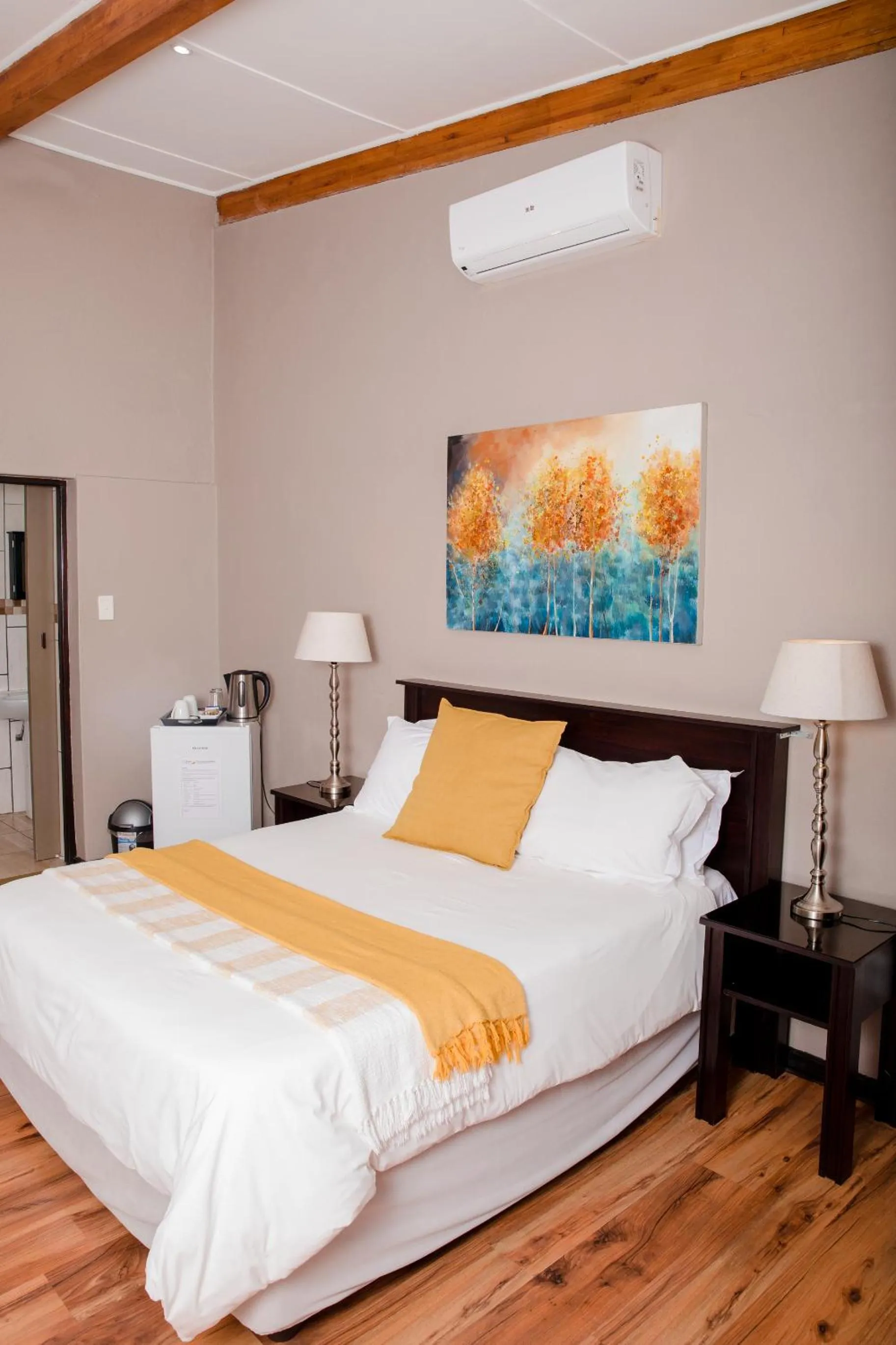 Queen Room with Garden View in 85 Ehmke Guesthouse