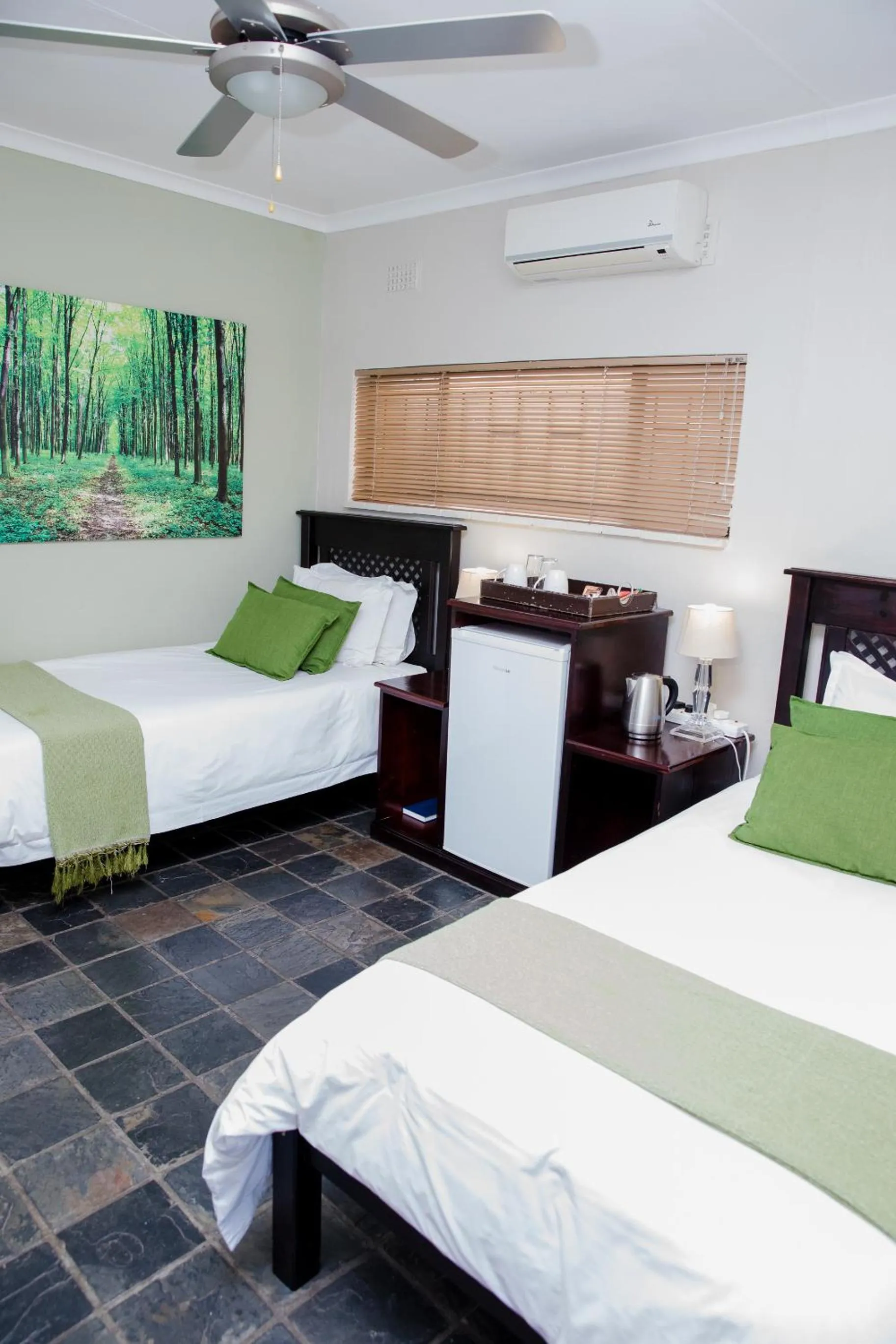 Budget Twin Room in 85 Ehmke Guesthouse