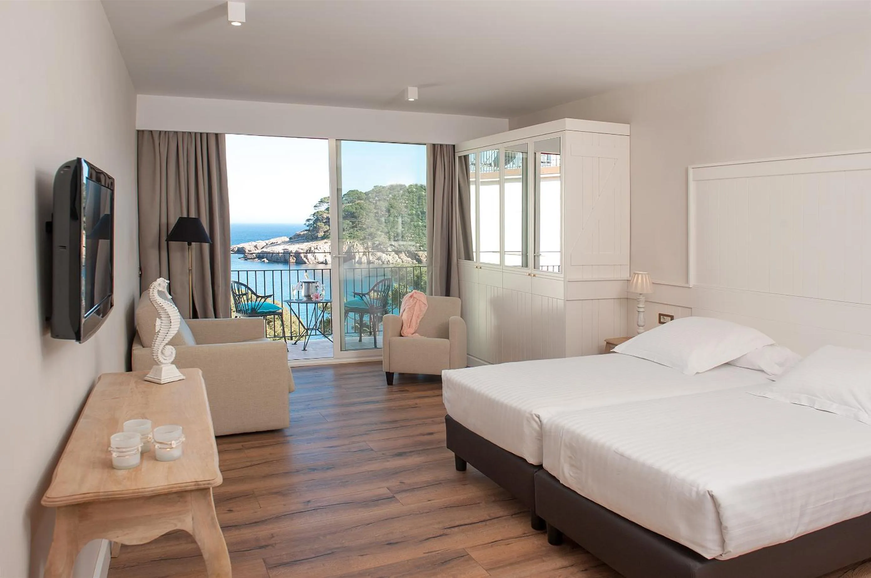 Double or Twin Room with Terrace and Sea/Beach View in Hotel Aigua Blava