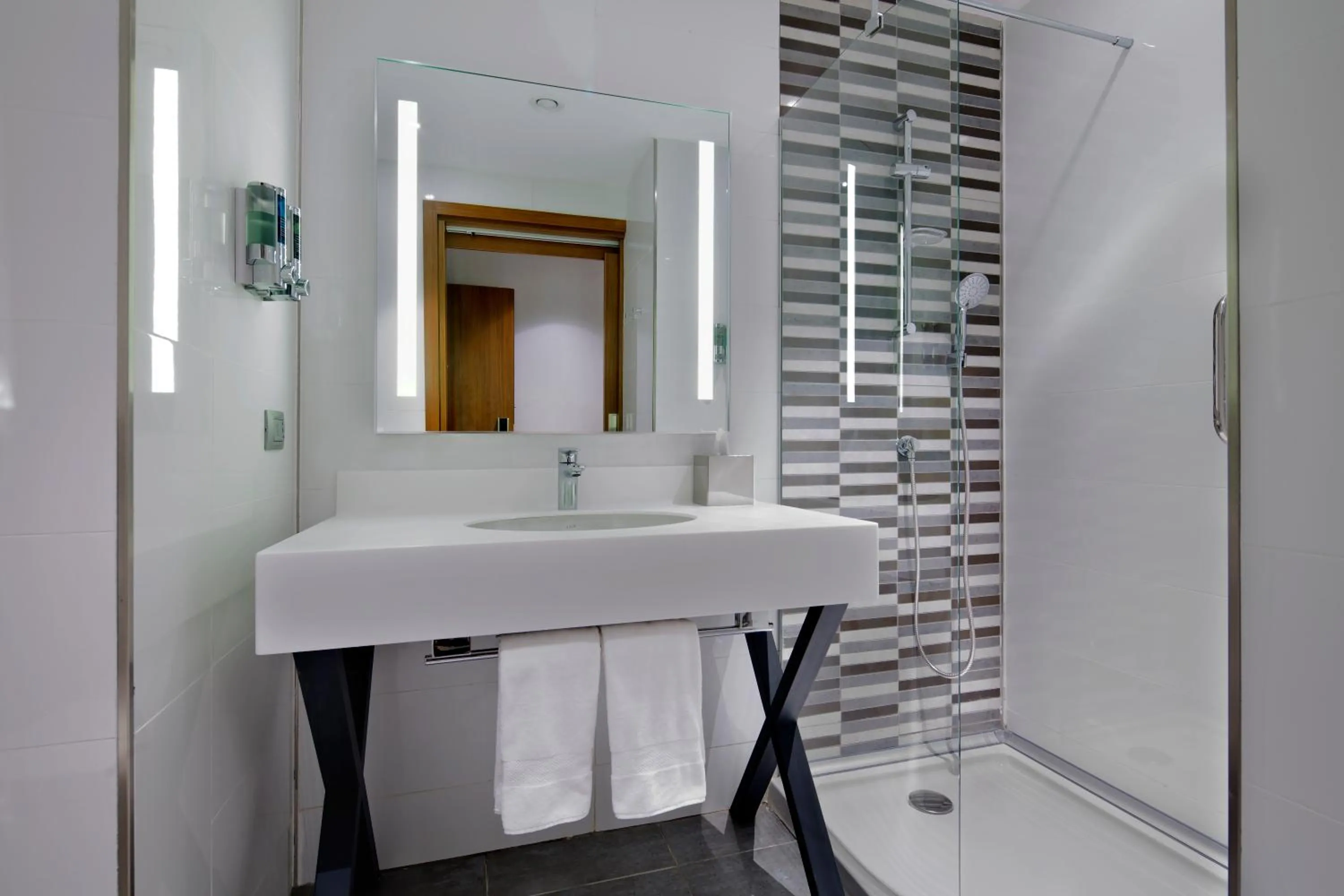 Queen Room with Sofa Bed - Smoking in Hampton By Hilton Kocaeli Symbol