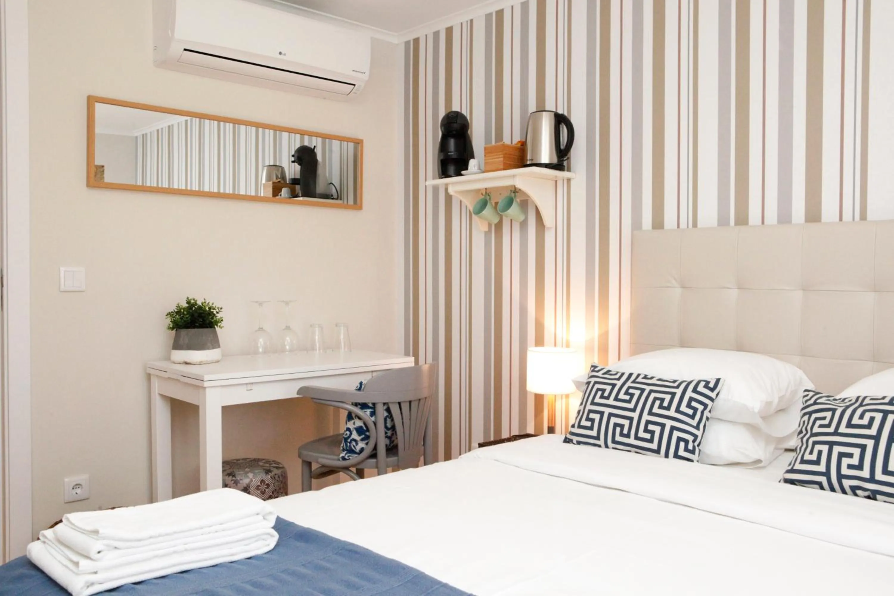 Small Double Room in Flores Guest House