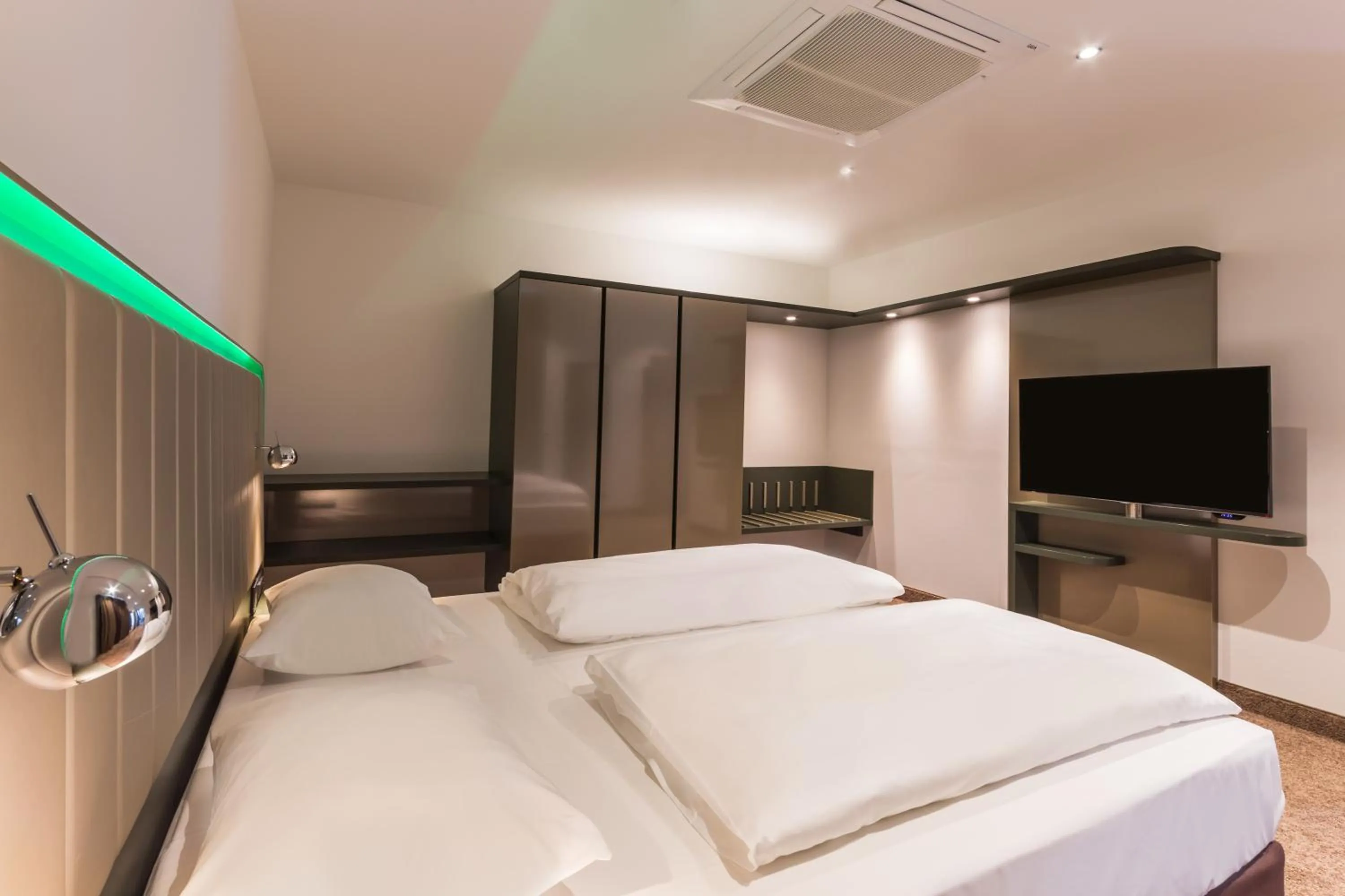 King Suite with Balcony in Park Inn by Radisson Neumarkt