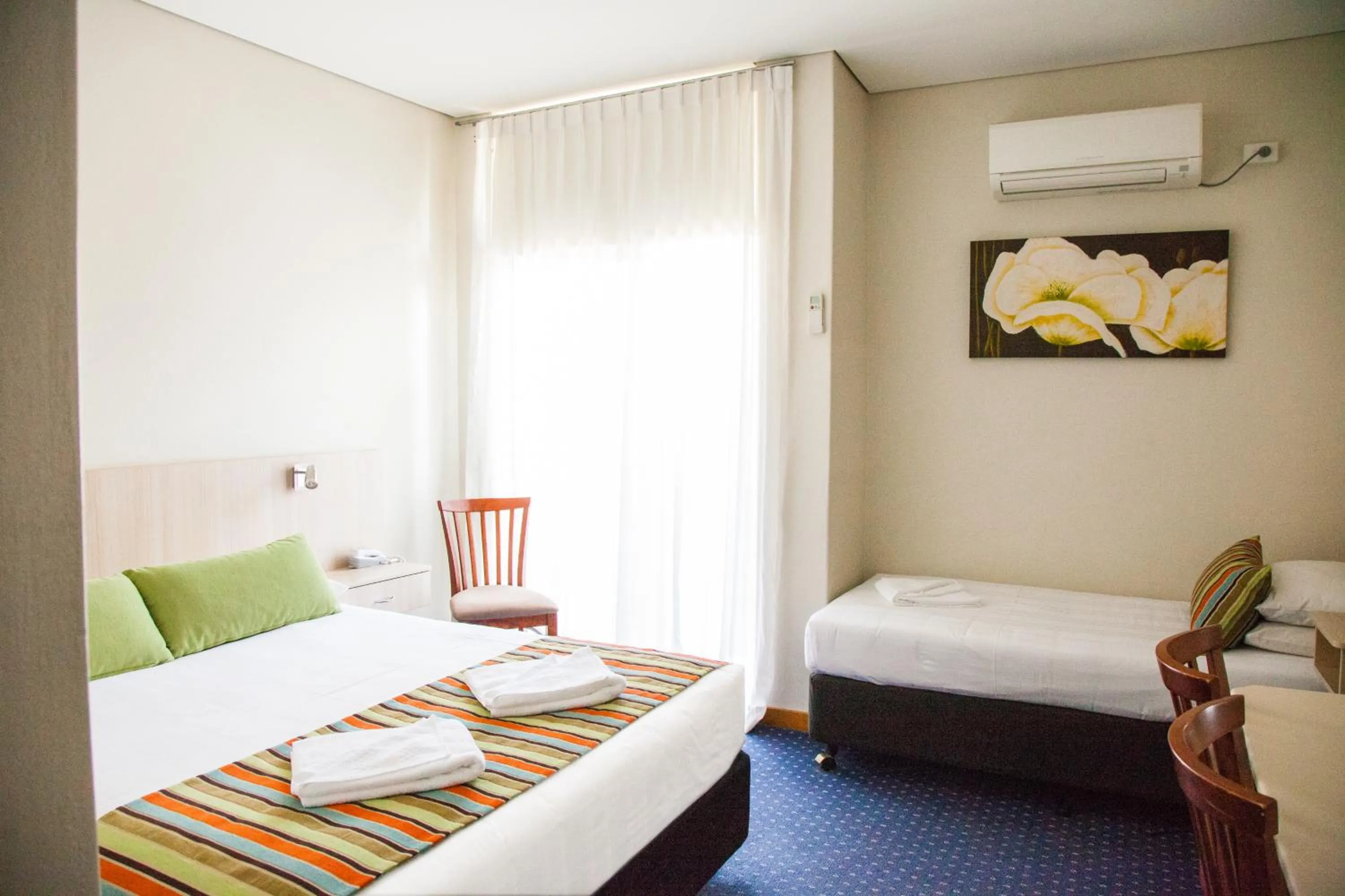 Deluxe Twin Room in Tudor Inn Newcastle