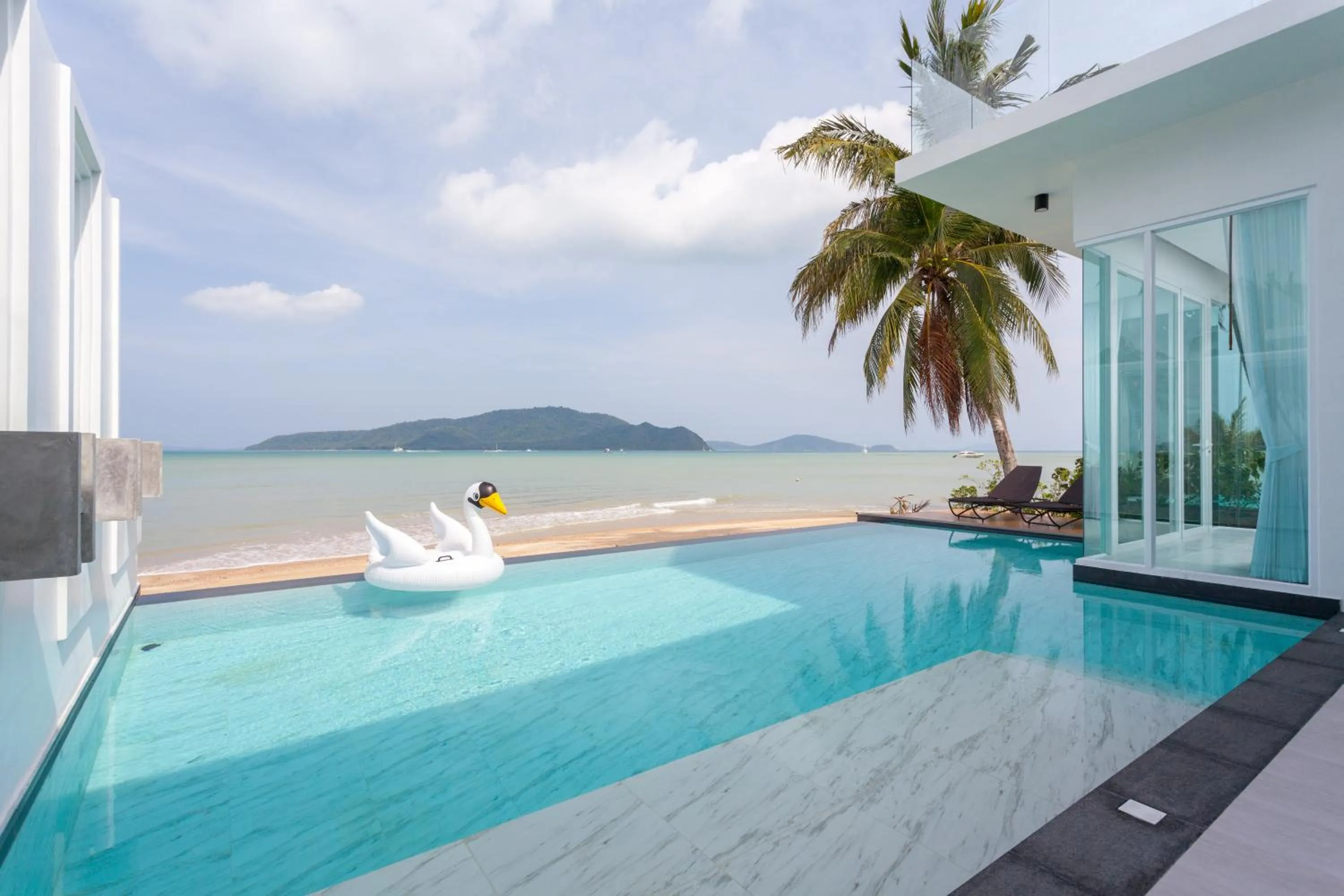 3-Bedroom Beachfront Infinity Pool Villa in Fisherman Way Beach Villa