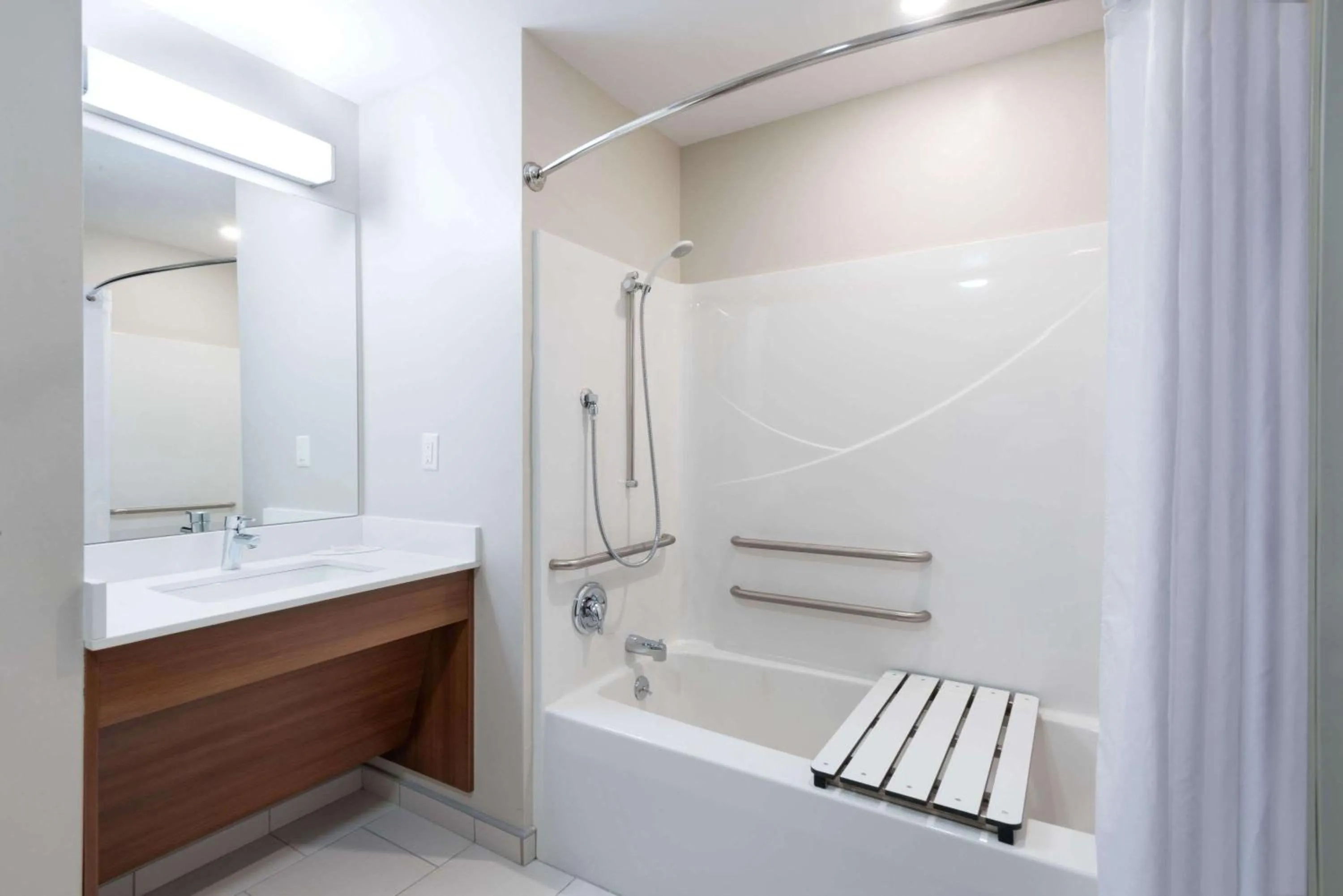 Deluxe Queen Room - Disability Access/Non-Smoking in Microtel Inn & Suites Windham