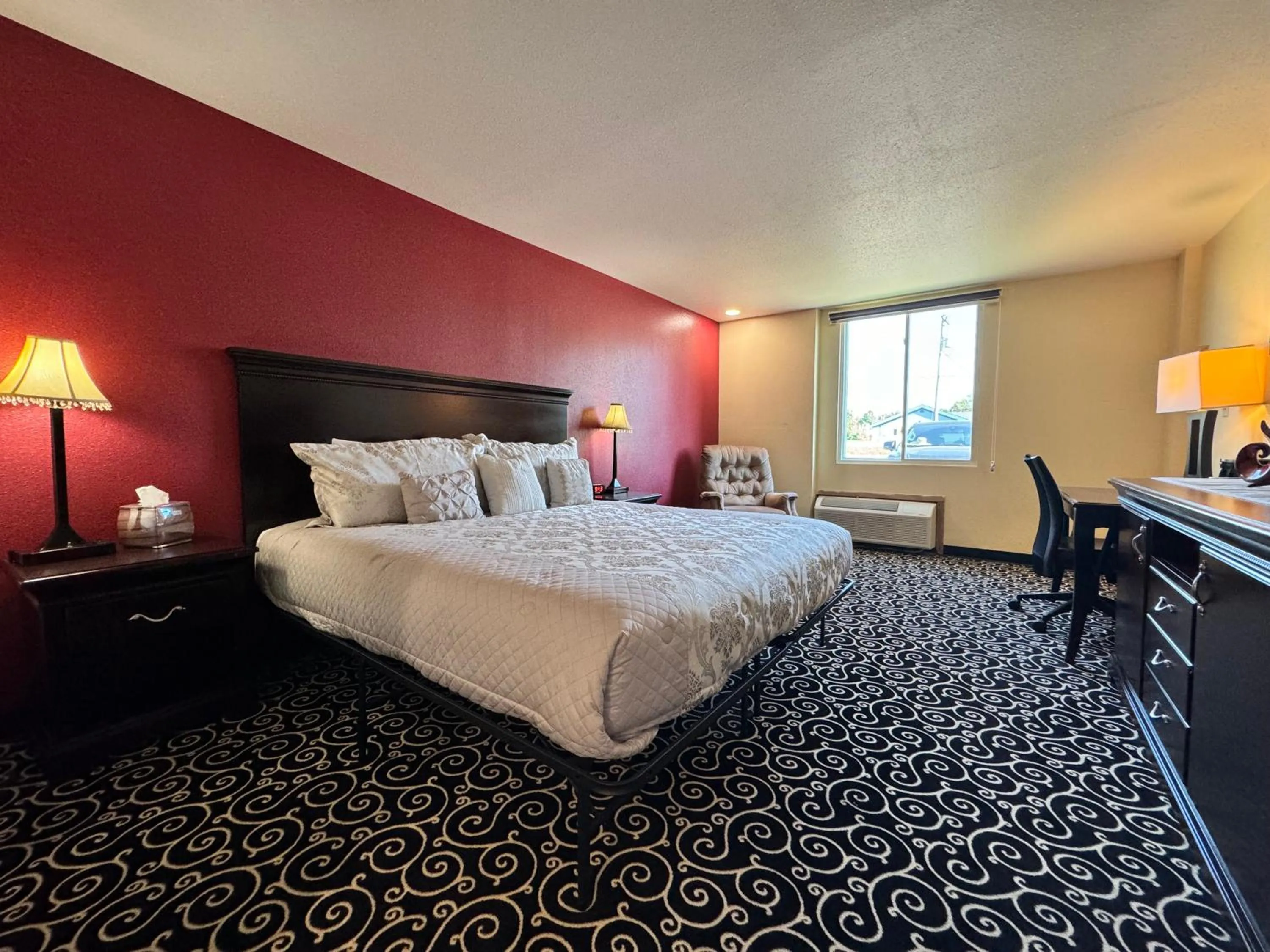 Standard King Room in FairBridge Inn Express Hiawatha