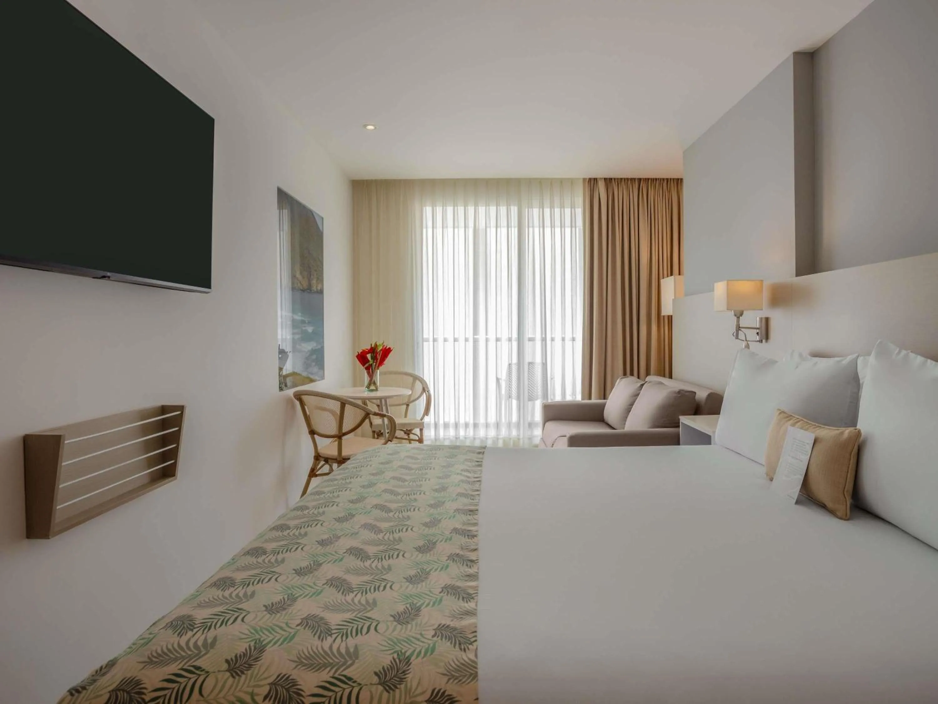 Superior Queen Room with Sofa Bed in Mercure Santa Marta Emile