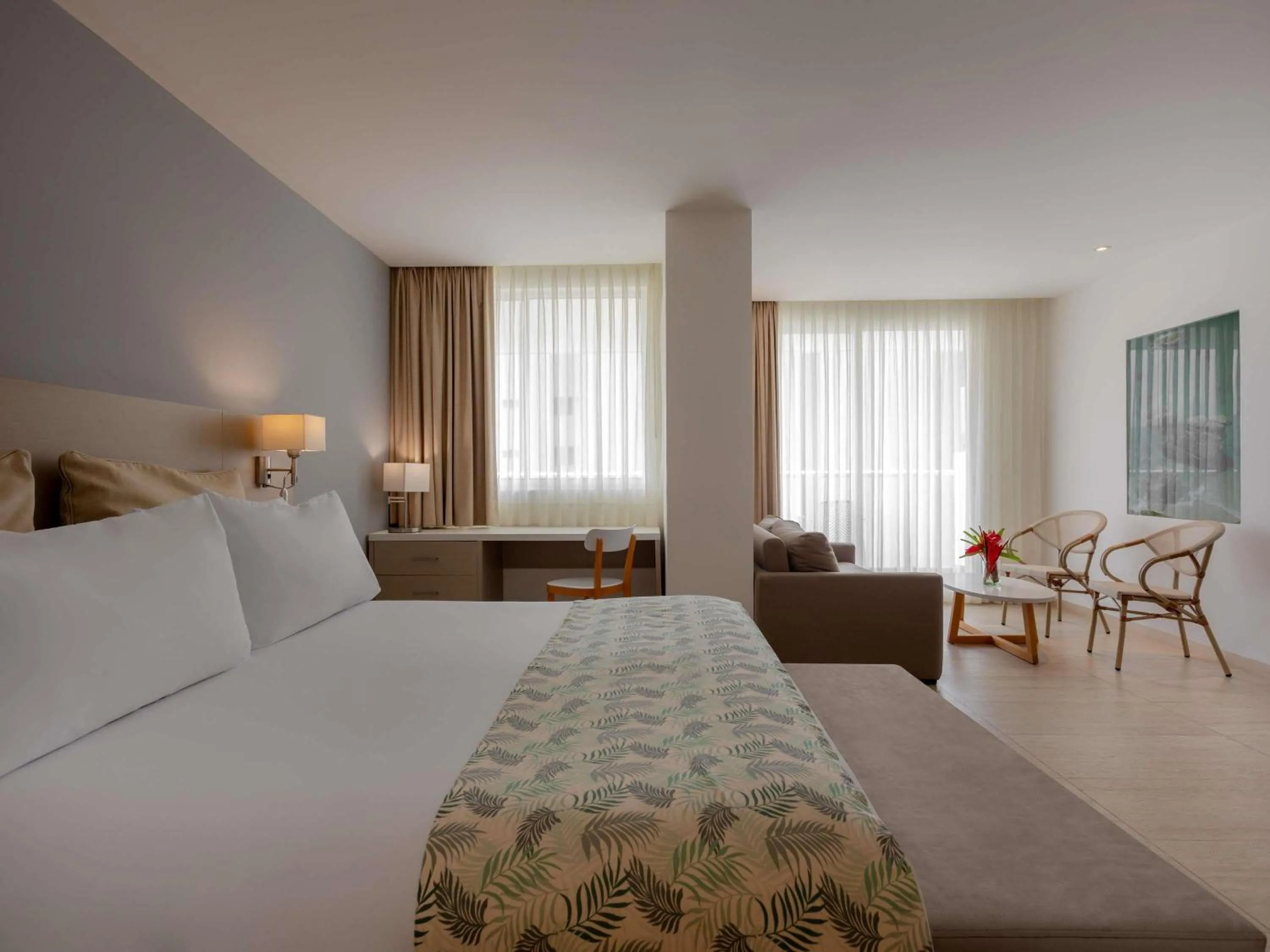 Deluxe Queen Room with Sofa Bed in Mercure Santa Marta Emile