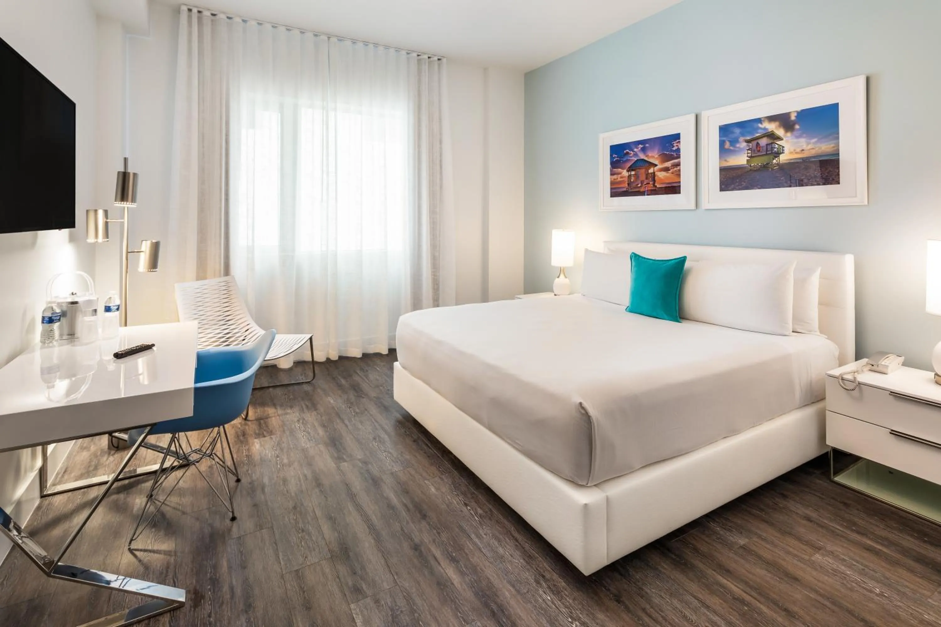 Deluxe King Room in President Hotel Villa