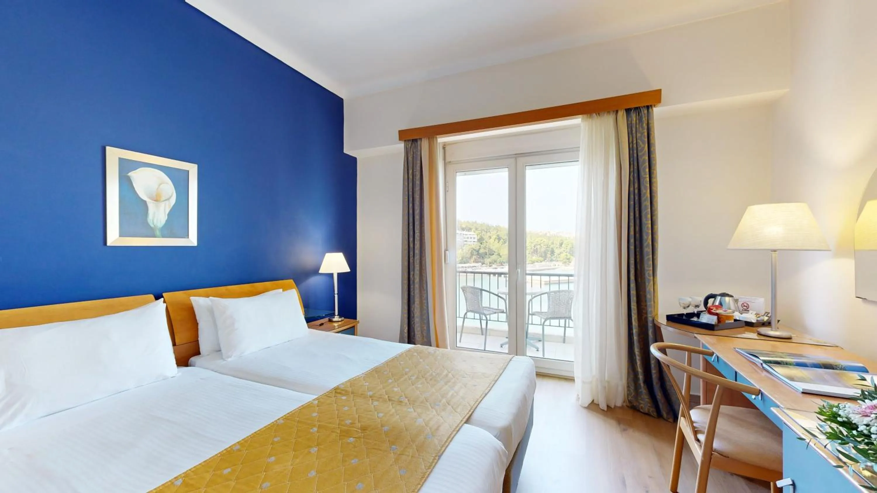 Classic Twin Room with Sea View in Lucy Hotel