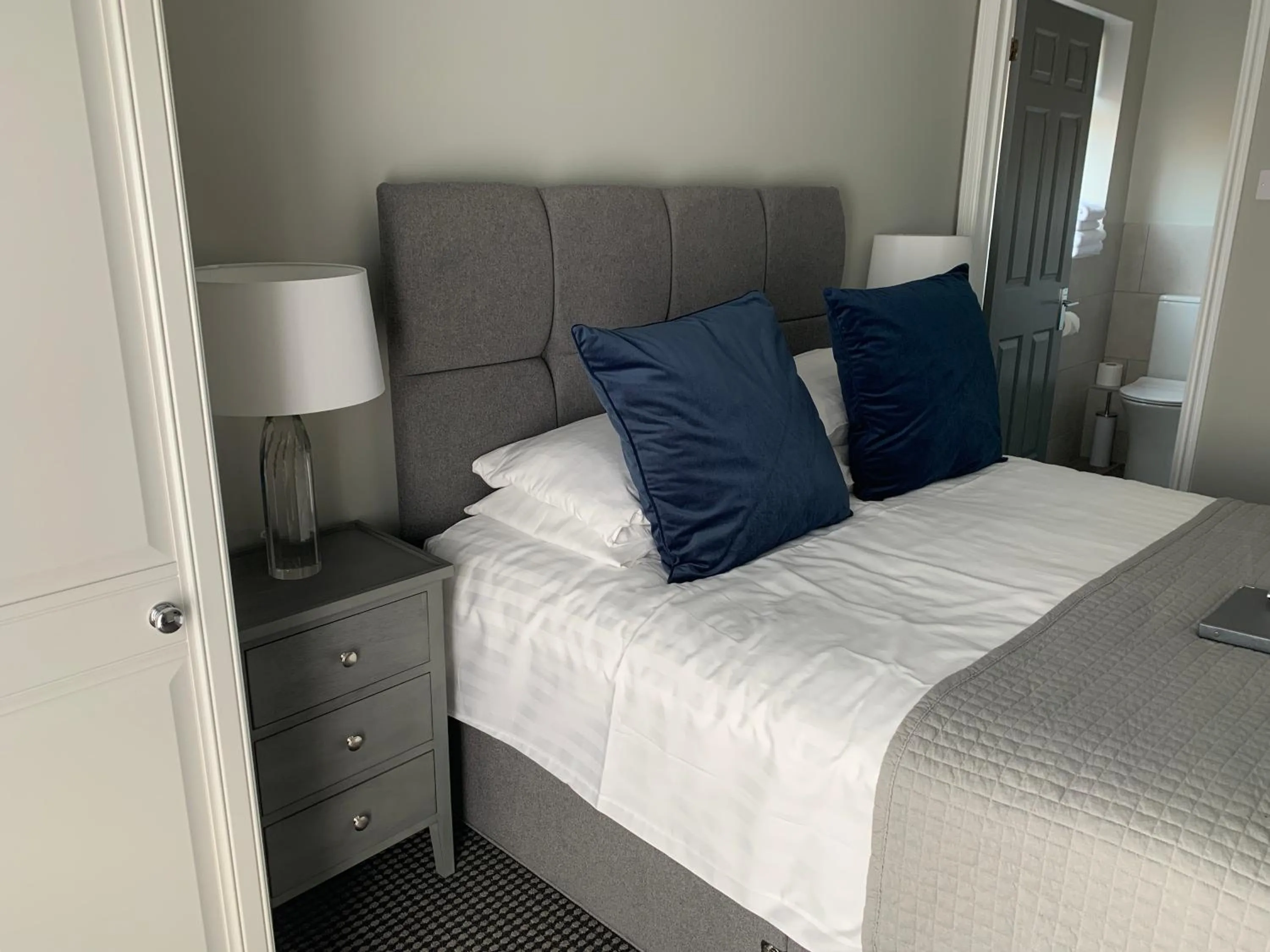 Double Room with ensuite Bathroom in Badgemore Park
