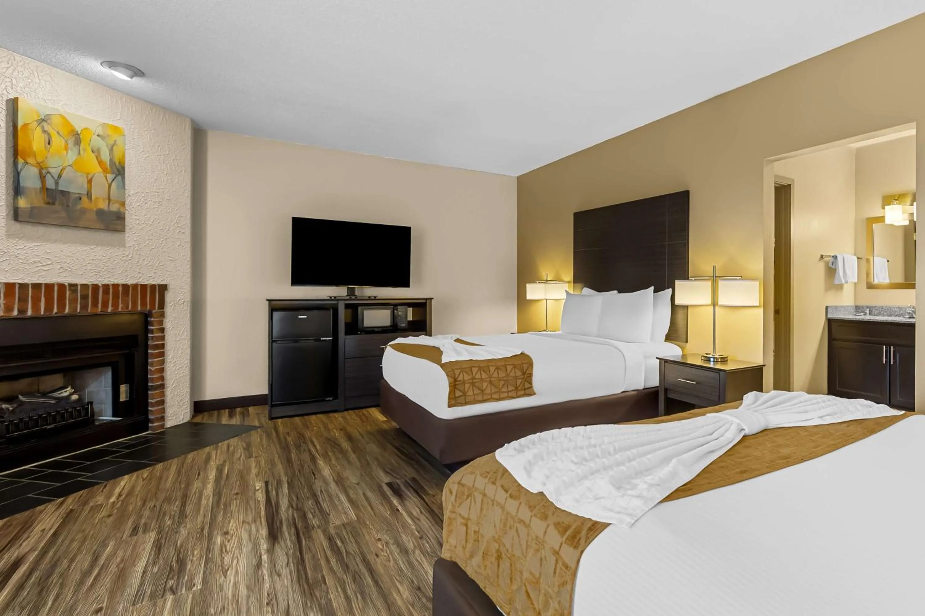 Queen Room with Two Queen Beds and Fireplace in Best Western Toni Inn