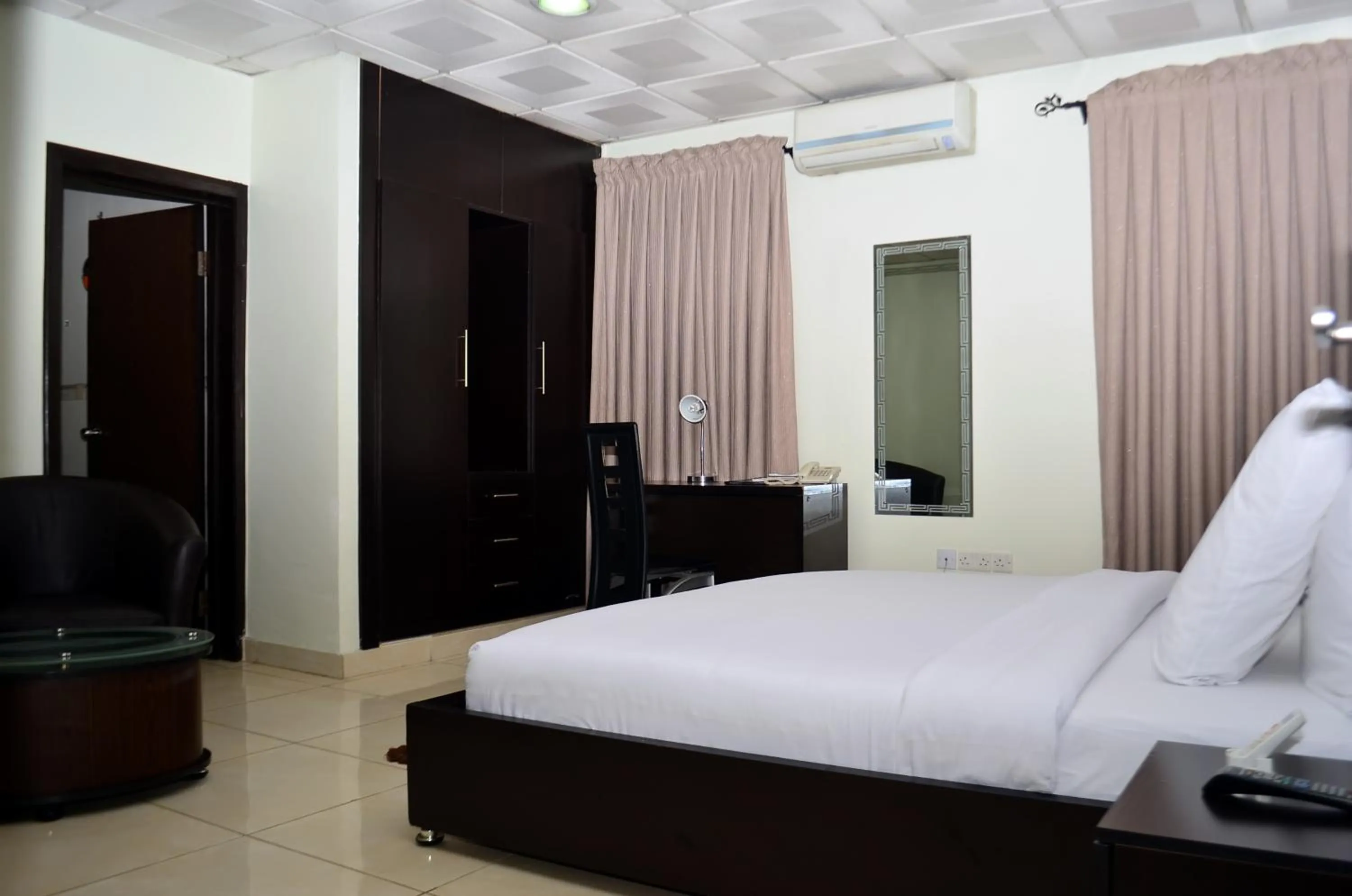 Deluxe King Room in De Rigg Place - Alaka Estate, Surulere & Victoria Island
