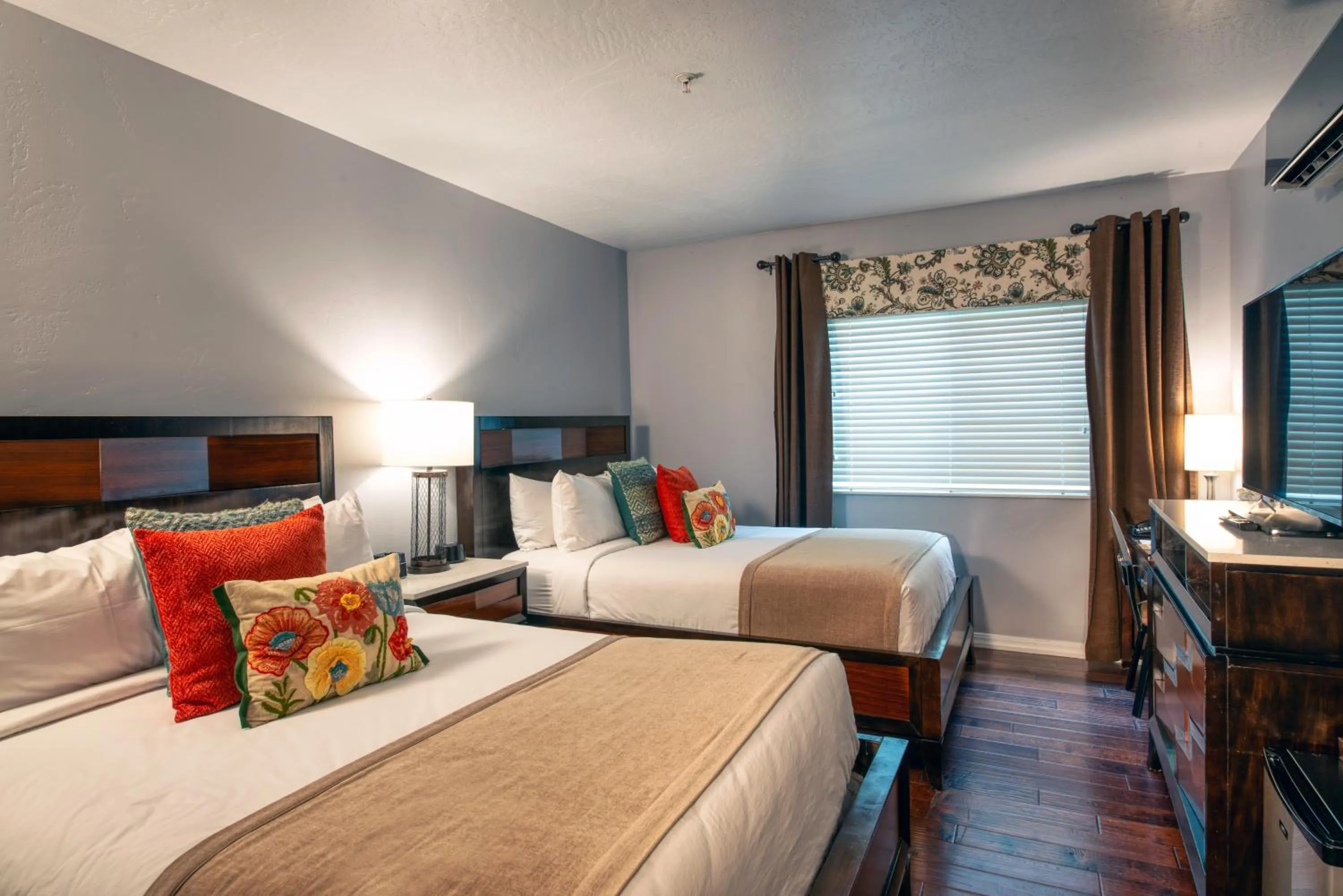 Deluxe Queen Room in The Tavern Hotel