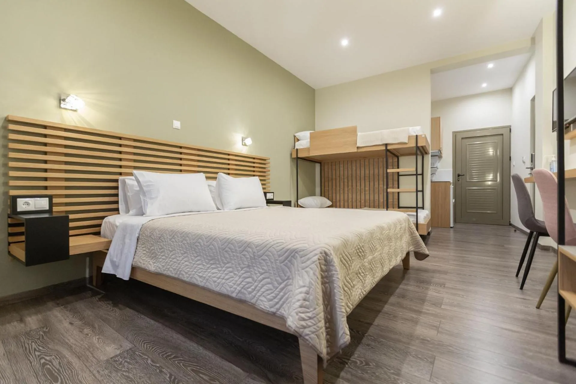 Family Room with Sea View in Pegasus Rooms