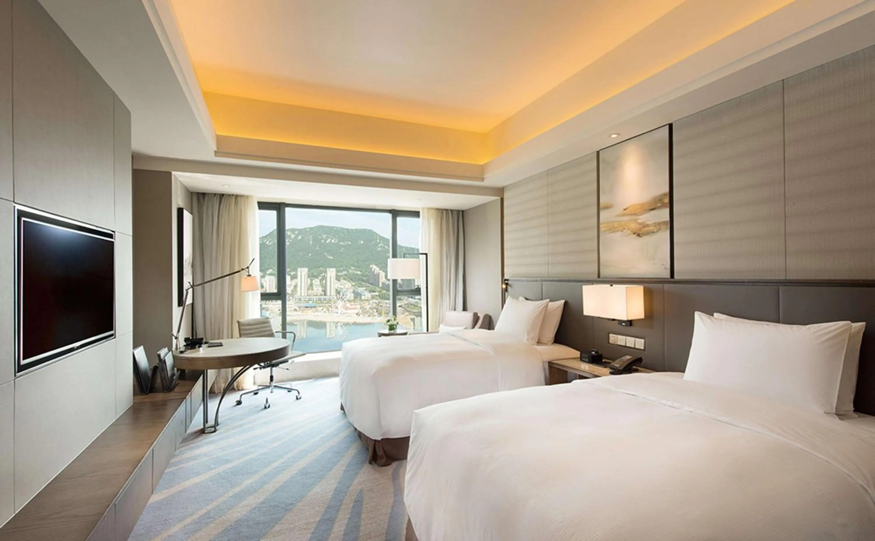 Superior Lake View Twin Room in Hilton Zhoushan
