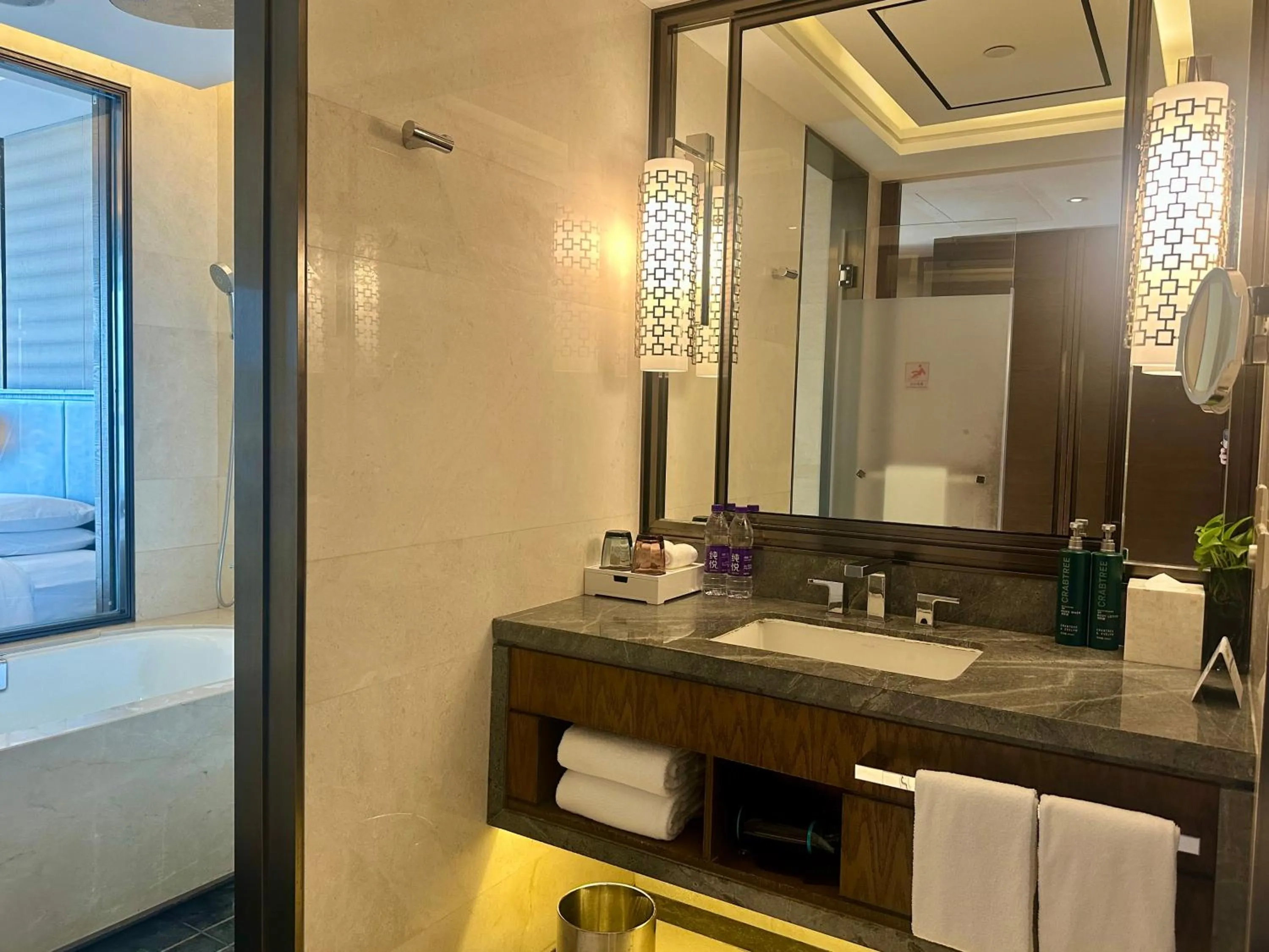 Deluxe Lake View King Room in Hilton Zhoushan