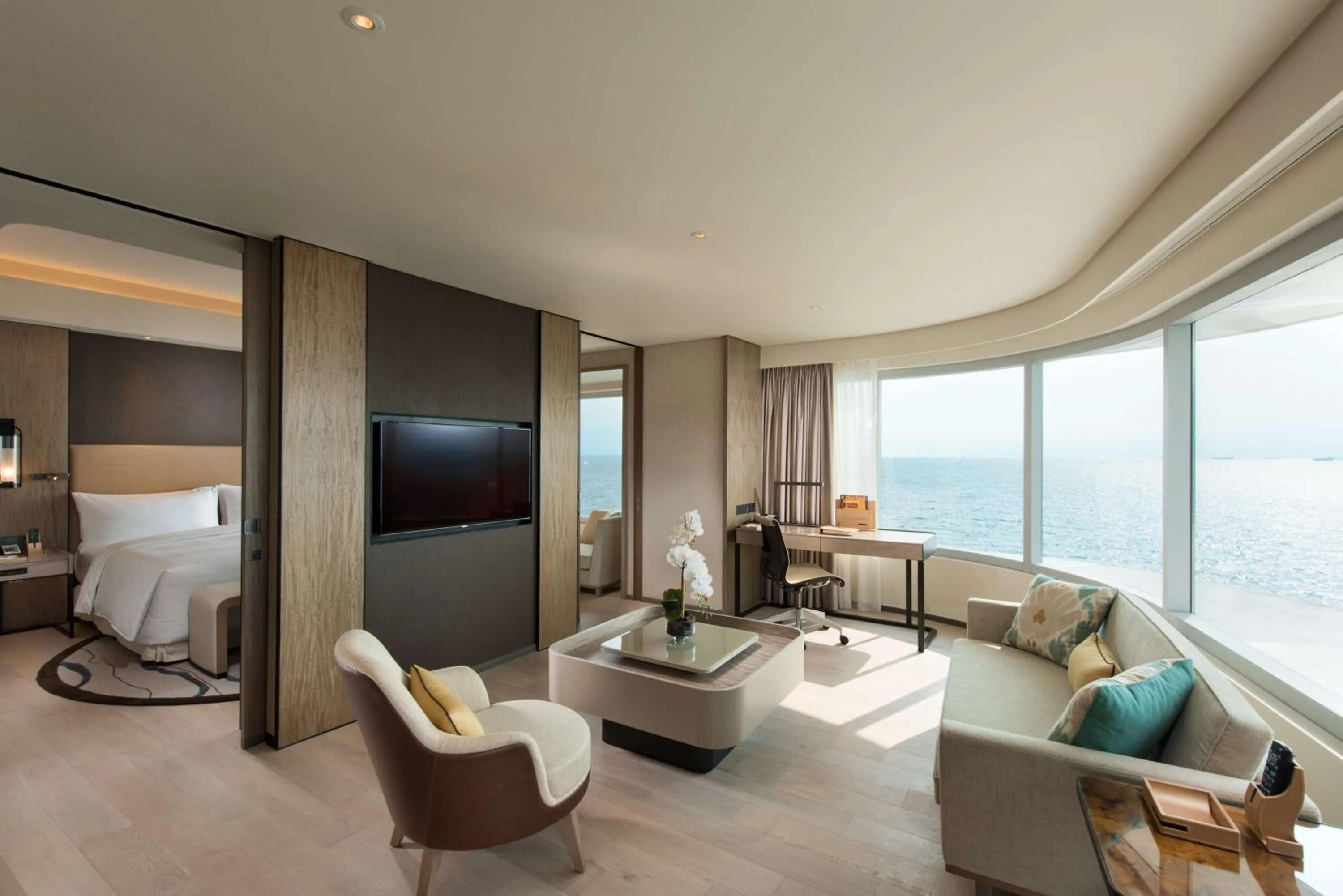One-Bedroom King Suite with Bay View - Lounge Access in Conrad Manila