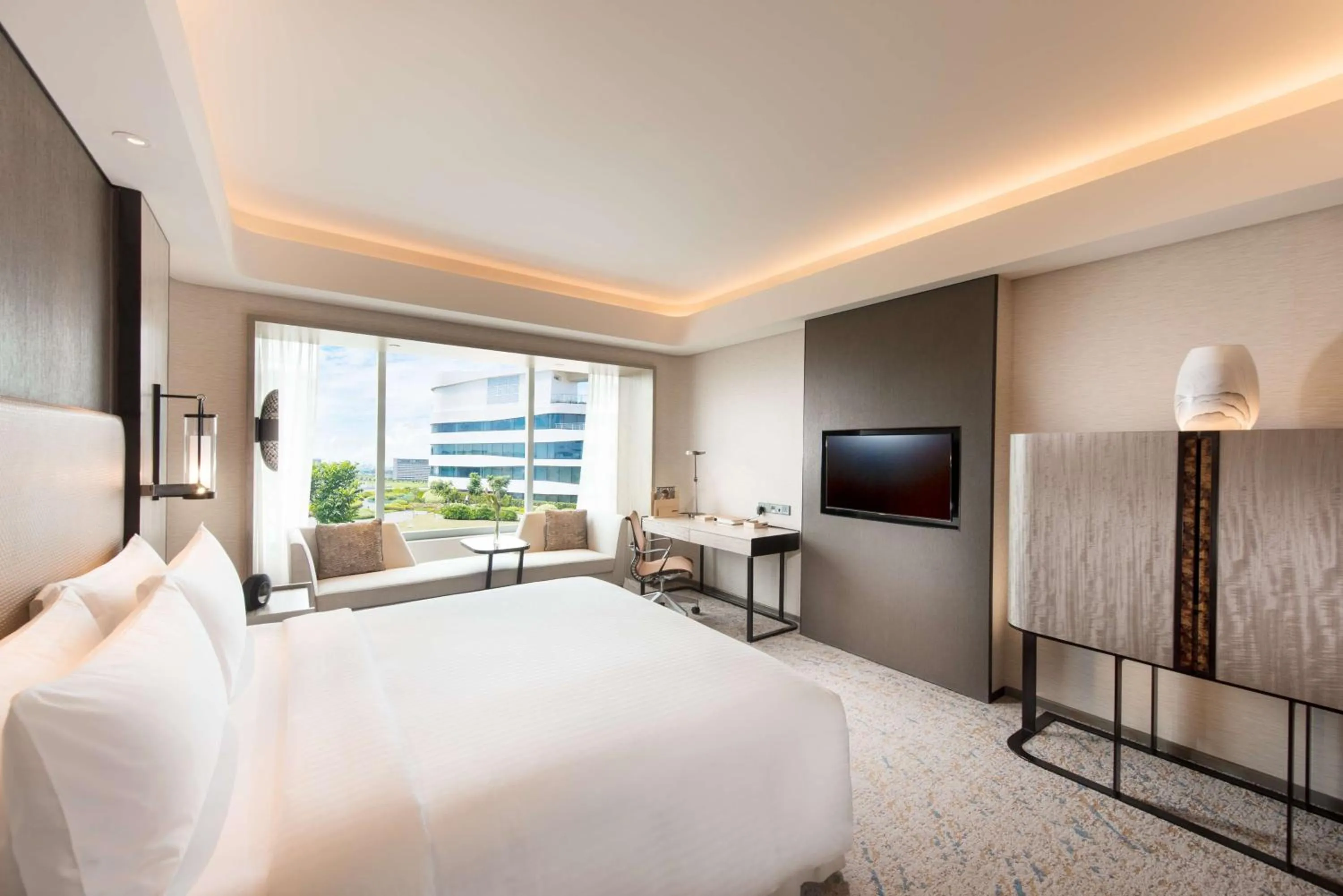 Deluxe King Room in Conrad Manila