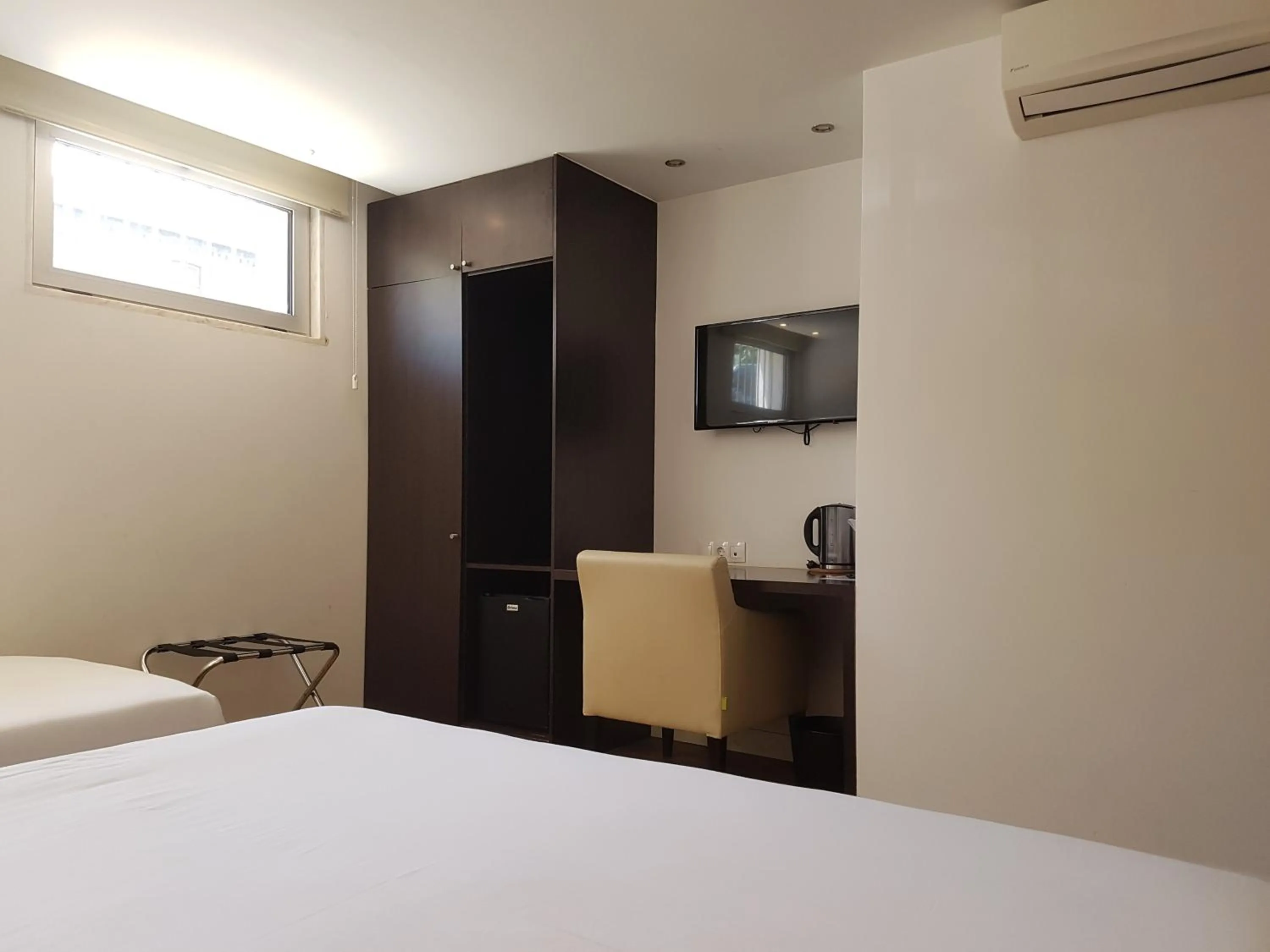 Triple Room without Kitchenette in Lisbon City Apartments & Suites by City Hotels