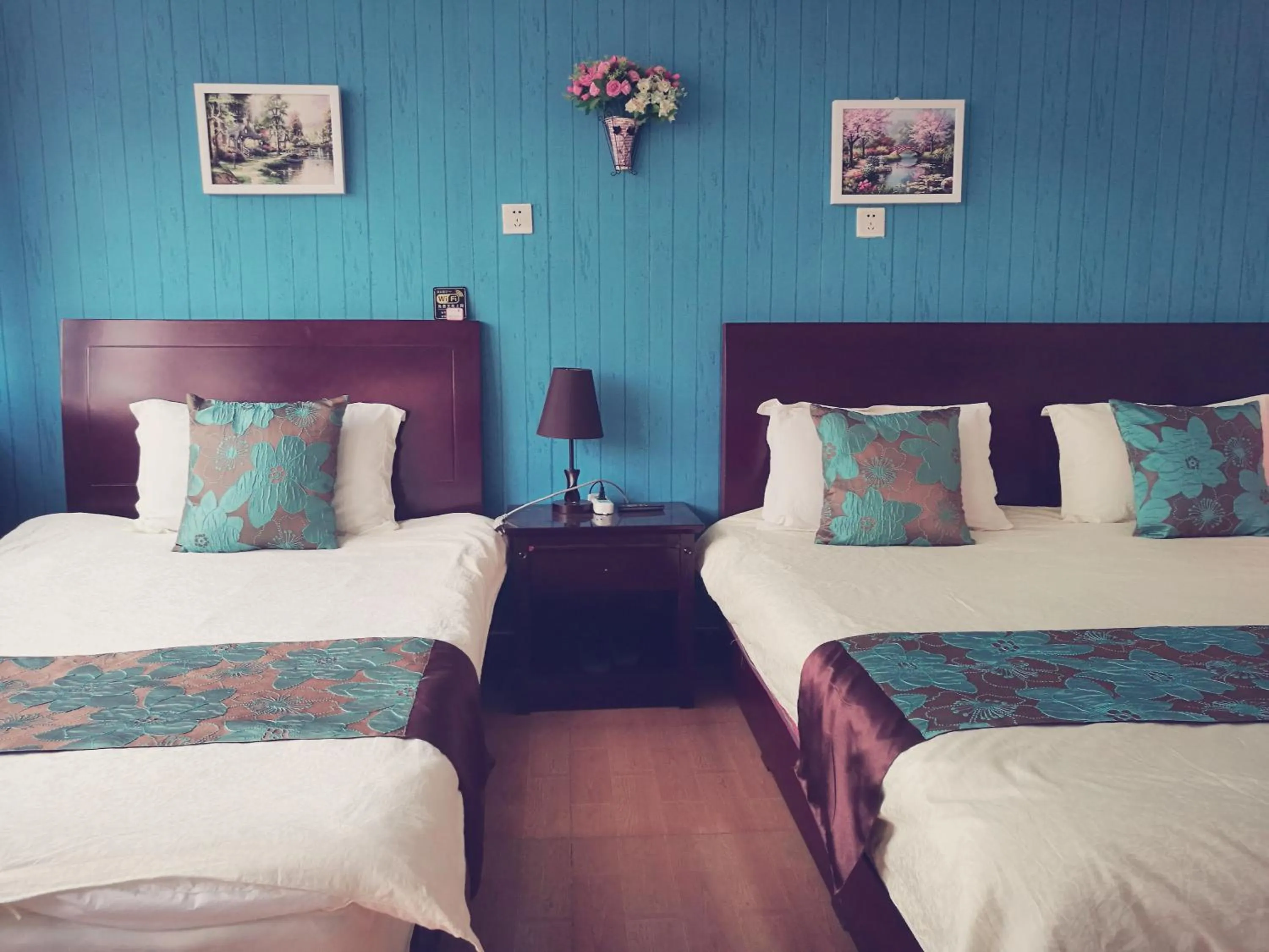 Triple Room in Beijing Badaling Great Wall Caos Courtyard Hostel 1VIP service 2Ancient style Chinese yard 3 only 15 minutes walk to the Badaling Great Wall 4 be your free advisor 5 offer private guided tour 6 experience local food and culutre