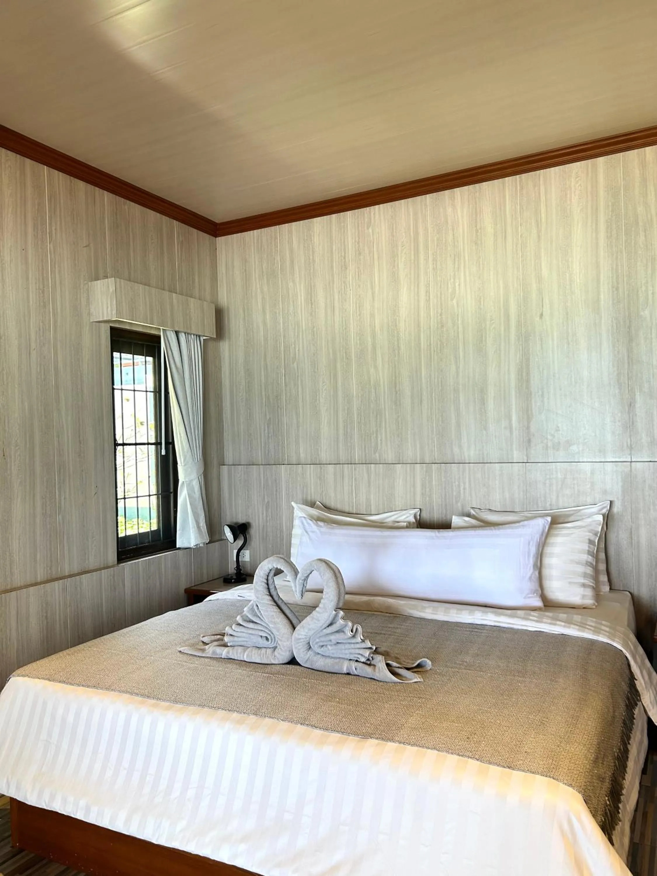 Beach Front Queen Bed in Kai Bae Beach Resort Koh Chang