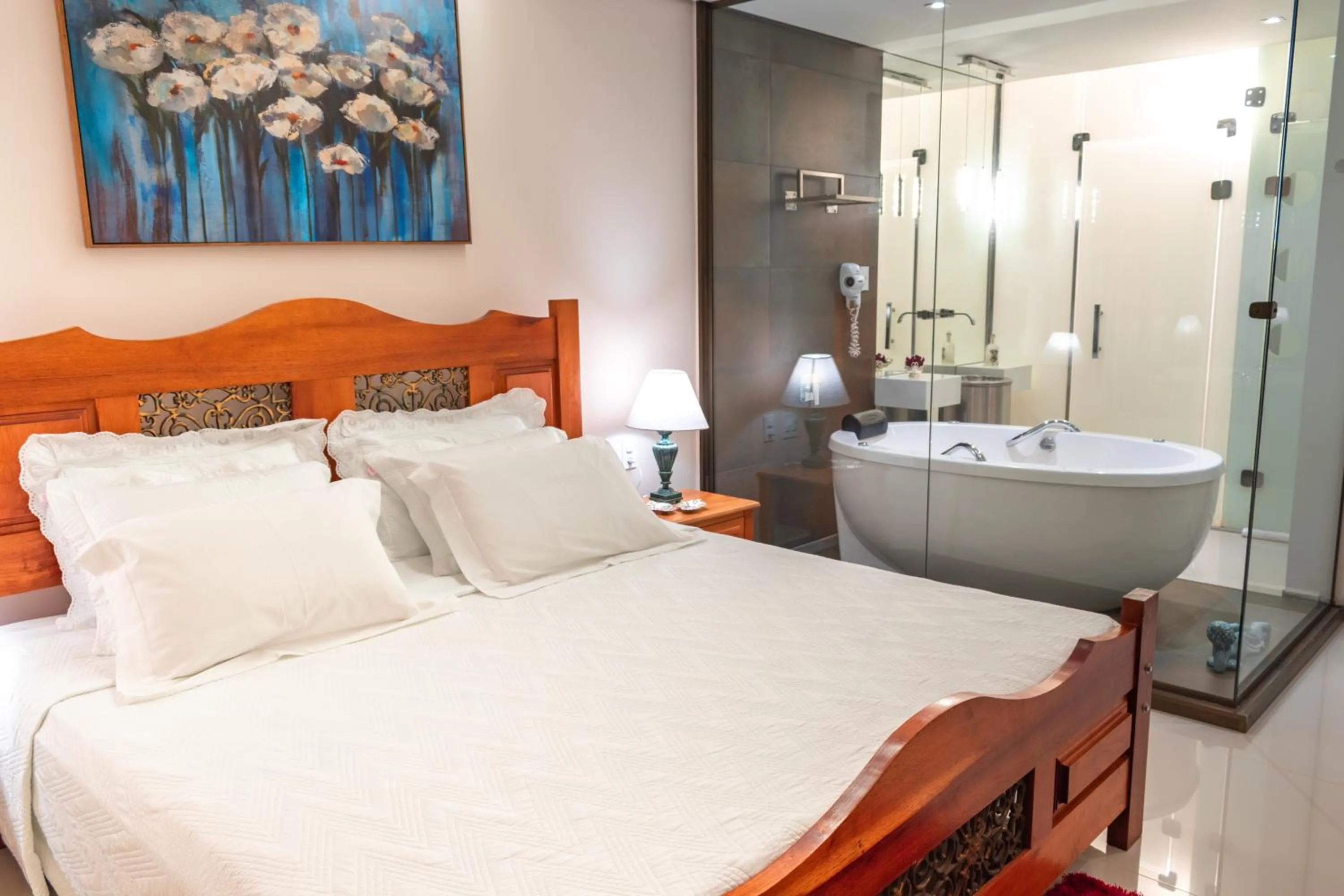 Queen Room with Spa Bath in BellaMinas Pousada