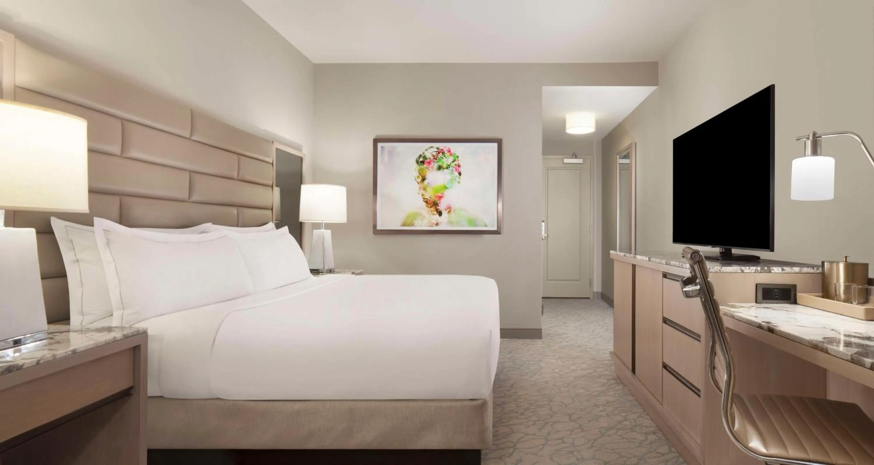 Executive Floor King Room - Pool view in Hilton West Palm Beach