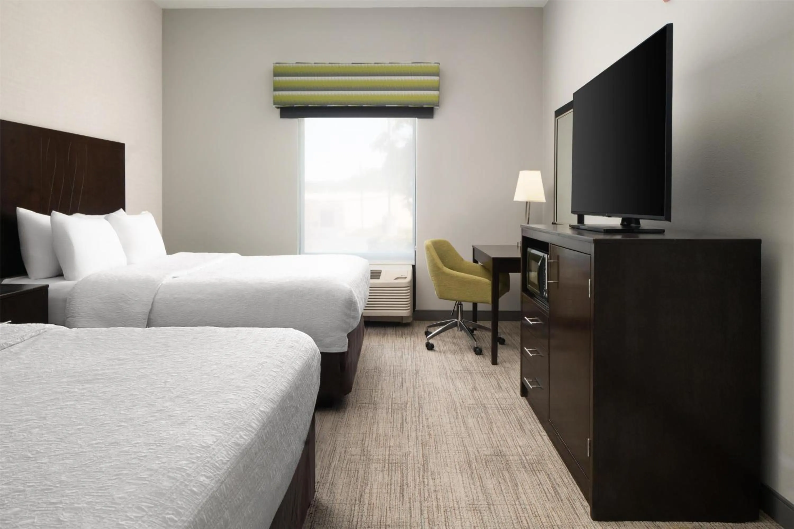 Queen Room with Two Queen Beds - Hearing Access/Non-Smoking in Hampton Inn Fairmont