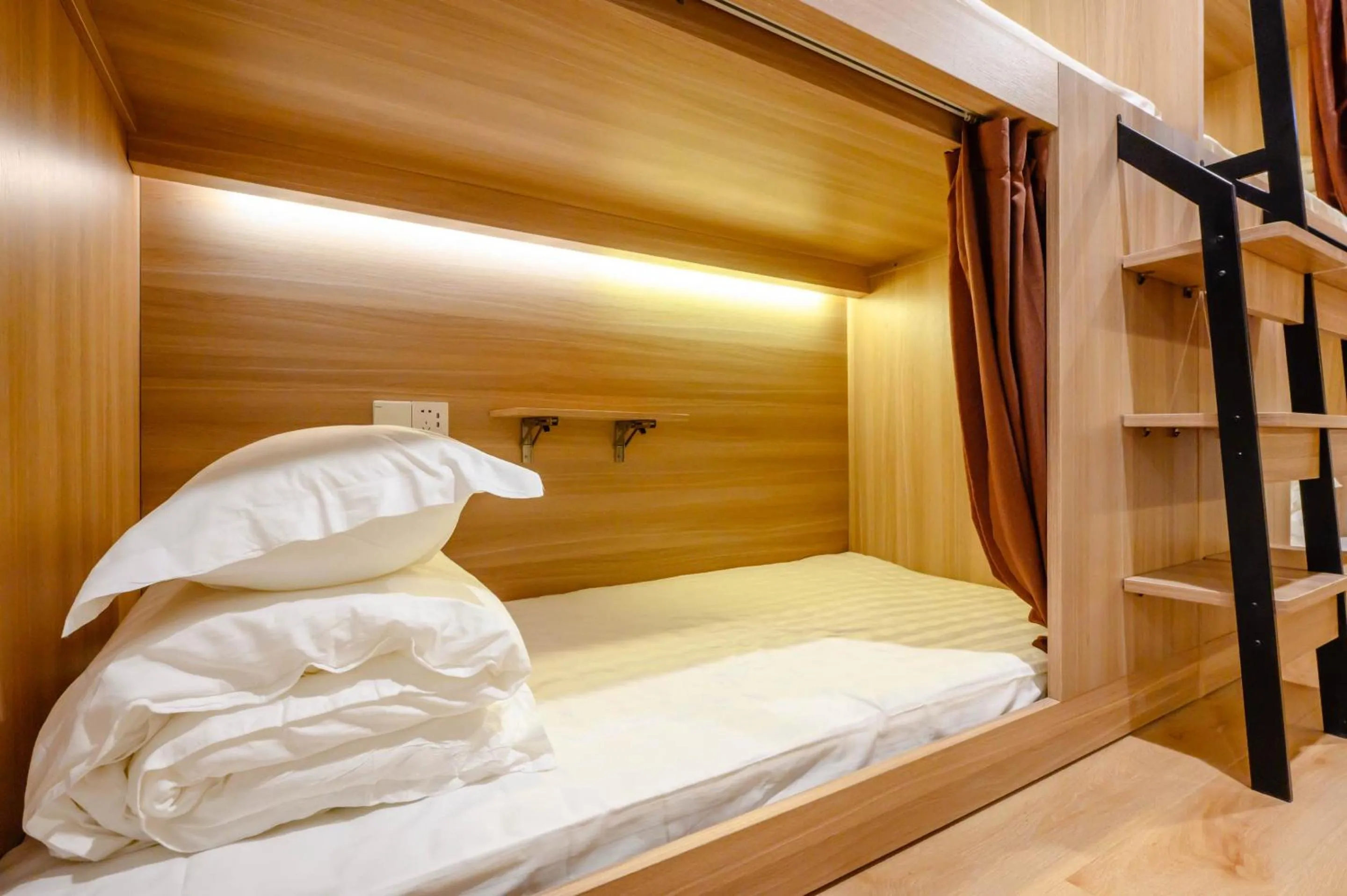 Bed in Male Dormitory Room in Wildebeest Youth Hostel