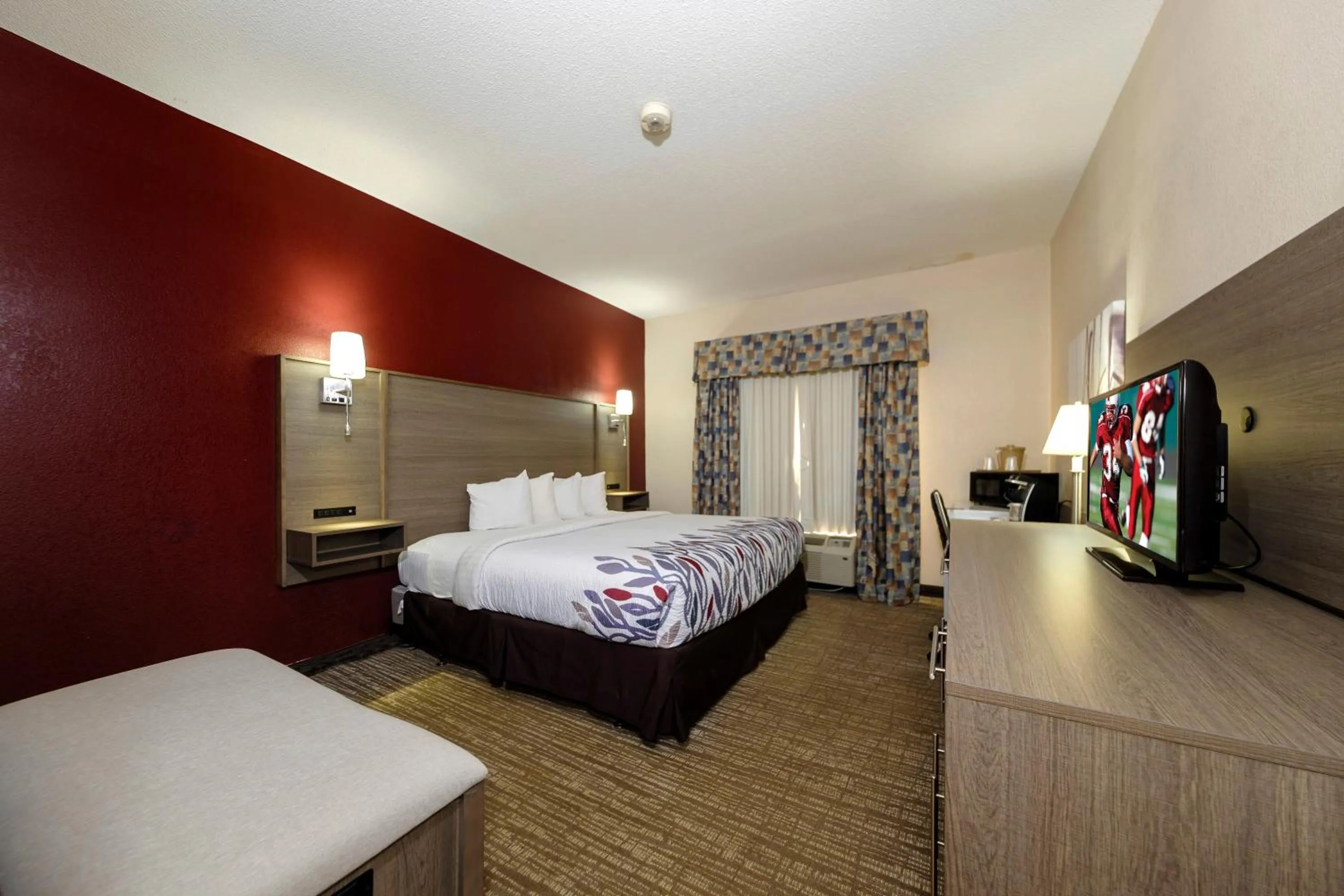 Superior King Room - Disability Access/Roll-In Shower Non-Smoking in Red Roof Inn Yemassee