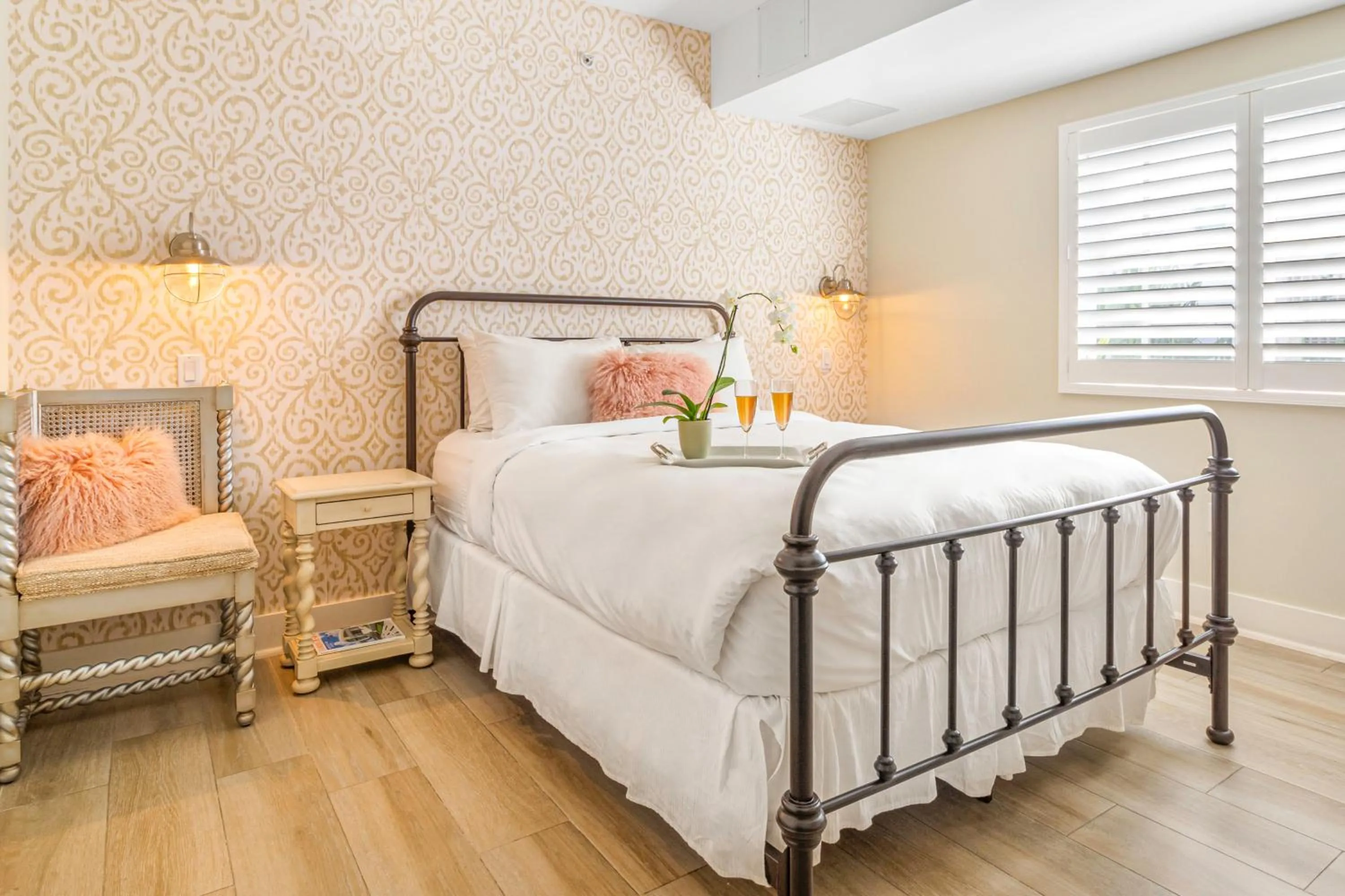 Queen Room in Henrosa Hotel