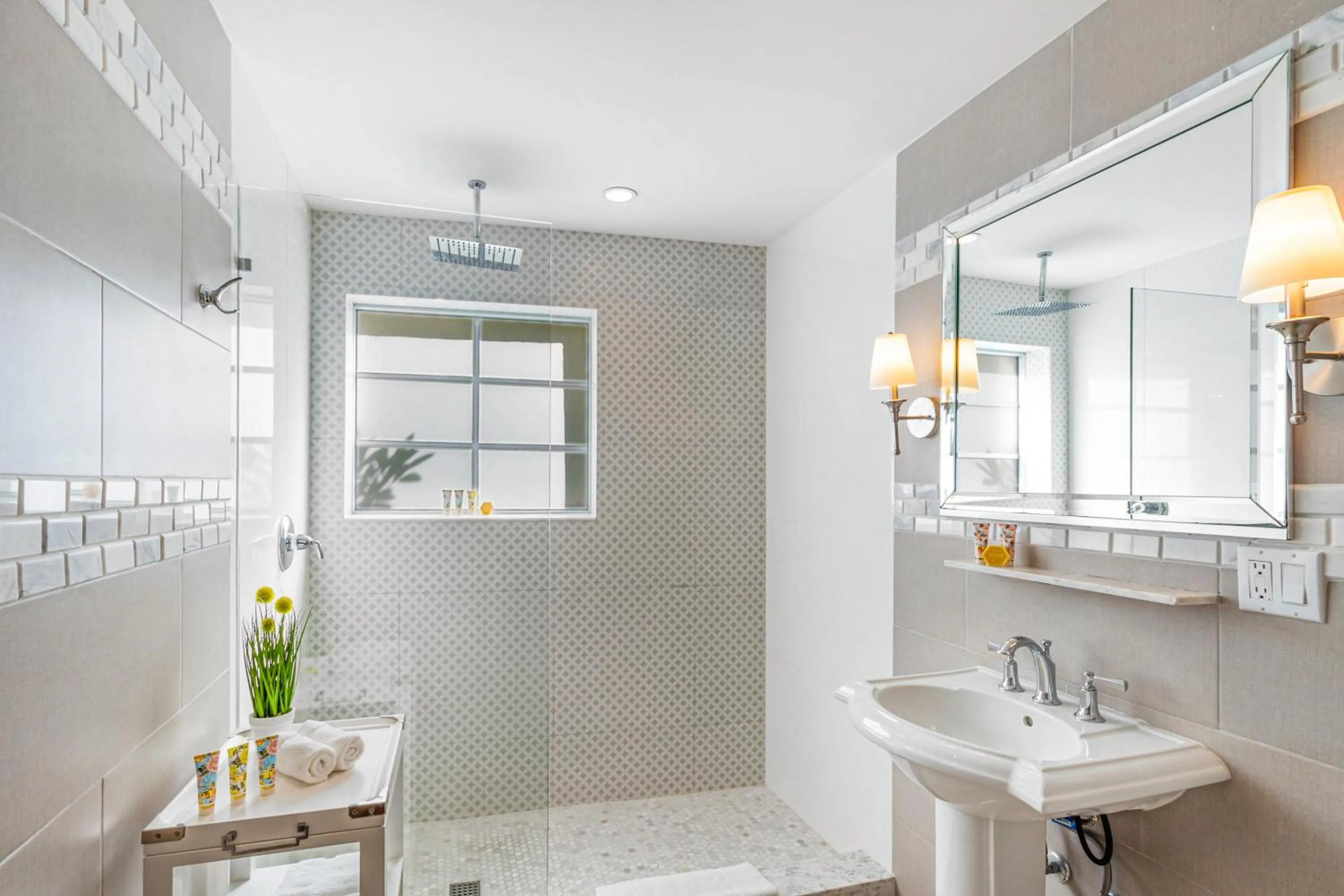 Queen Room ADA in Henrosa Hotel