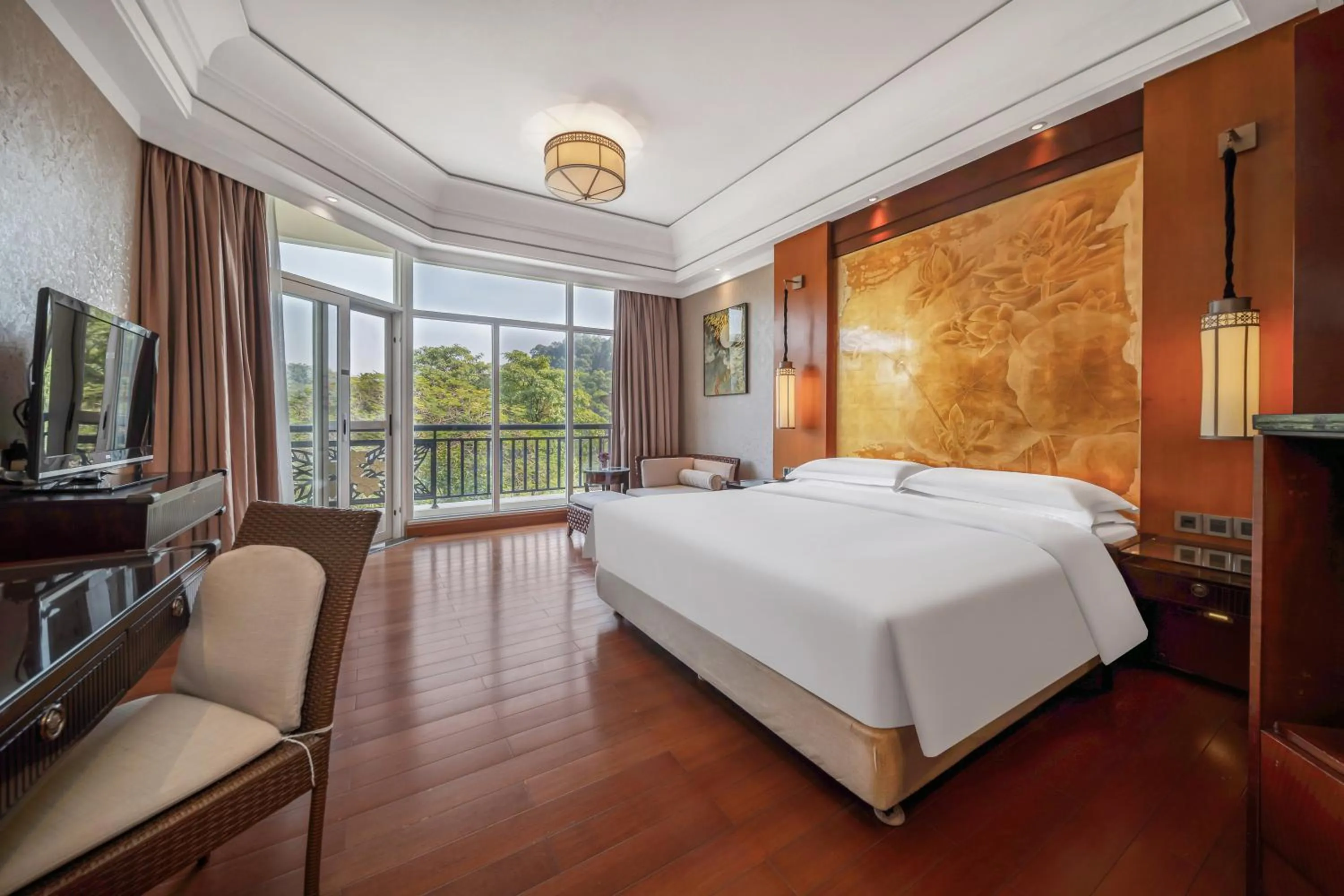 Lake View Deluxe King Room in Good View Hotel Tangxia - 15 mins drive from Dongguan South Railway Station