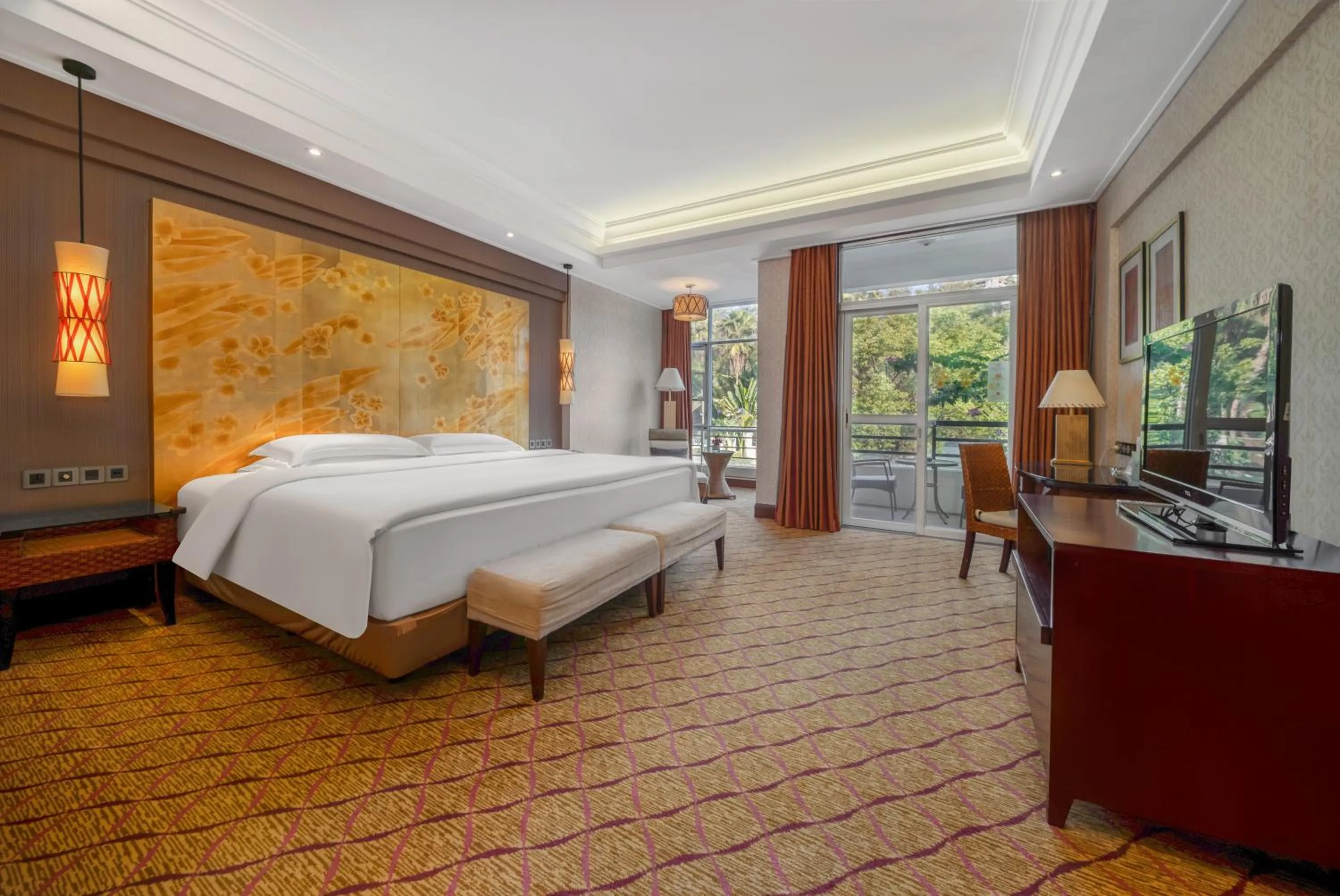 Poolside Superior King Room in Good View Hotel Tangxia - 15 mins drive from Dongguan South Railway Station