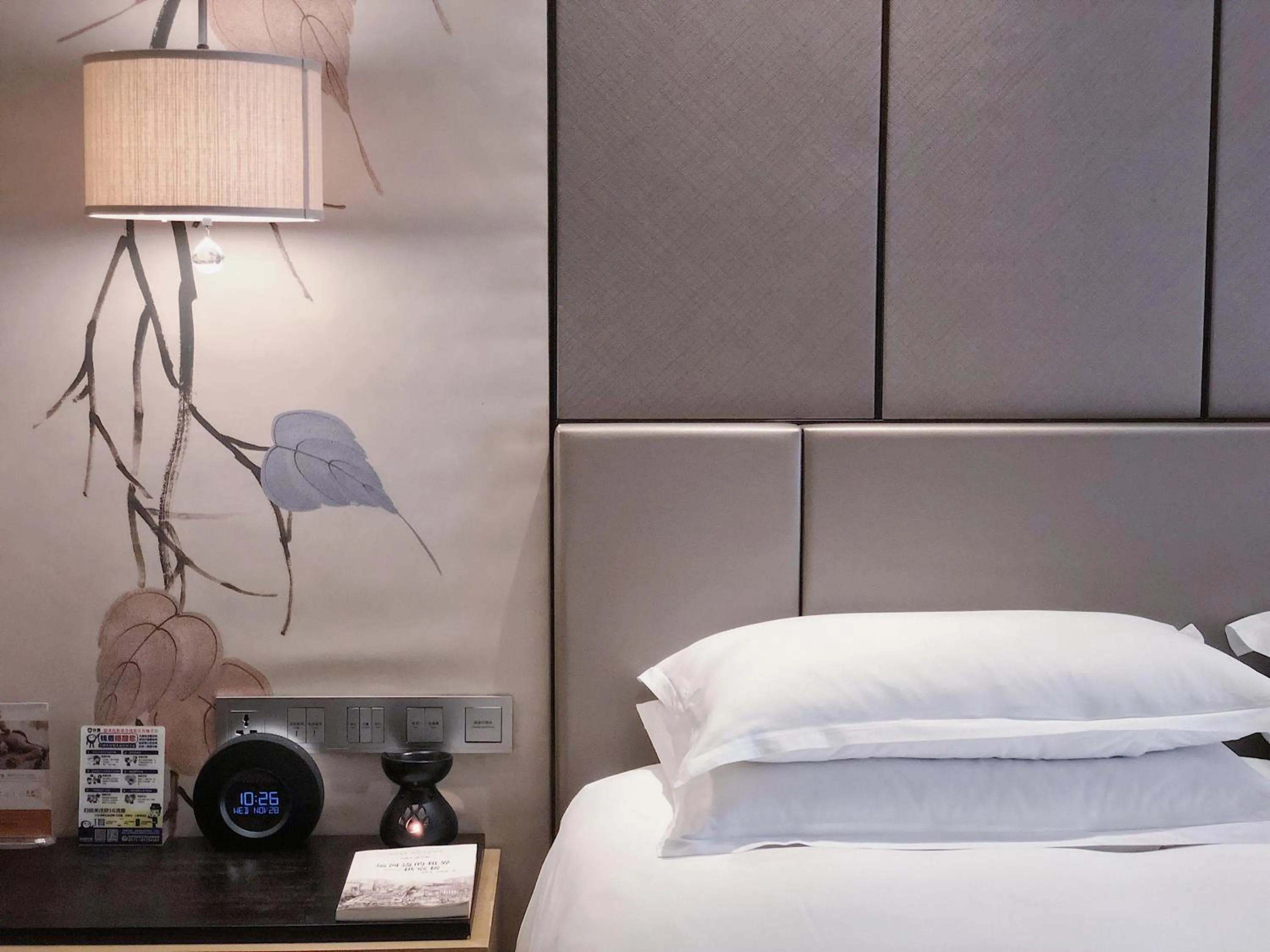 Light & Shadow · Silk Library (King Bed) in Cheery Dragon Canal Hotel Hangzhou - Intangible Cultural Heritage Hotel