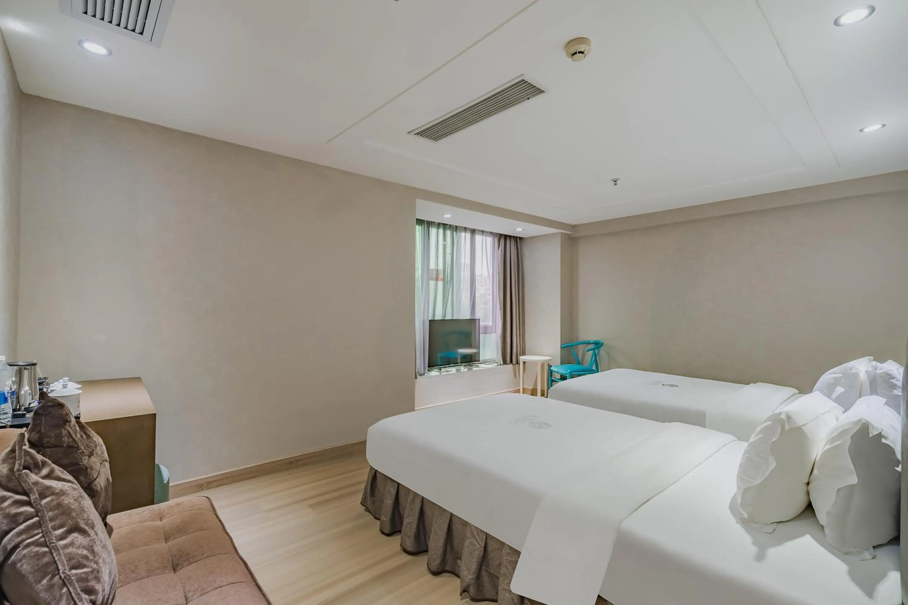 Standard Twin Room in Insail Hotels (Pazhou Exhibition Center KeCun Metro Station Dunhe Road Branch Guangzhou)
